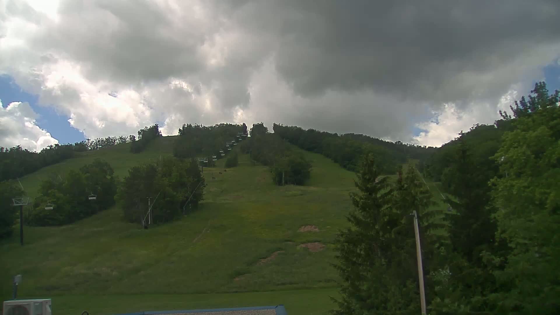 Blue Mountain Valley Base Ski Slopes Live Cam - Collingwood, Blue Mountains, Simcoe, Ontario, Canada