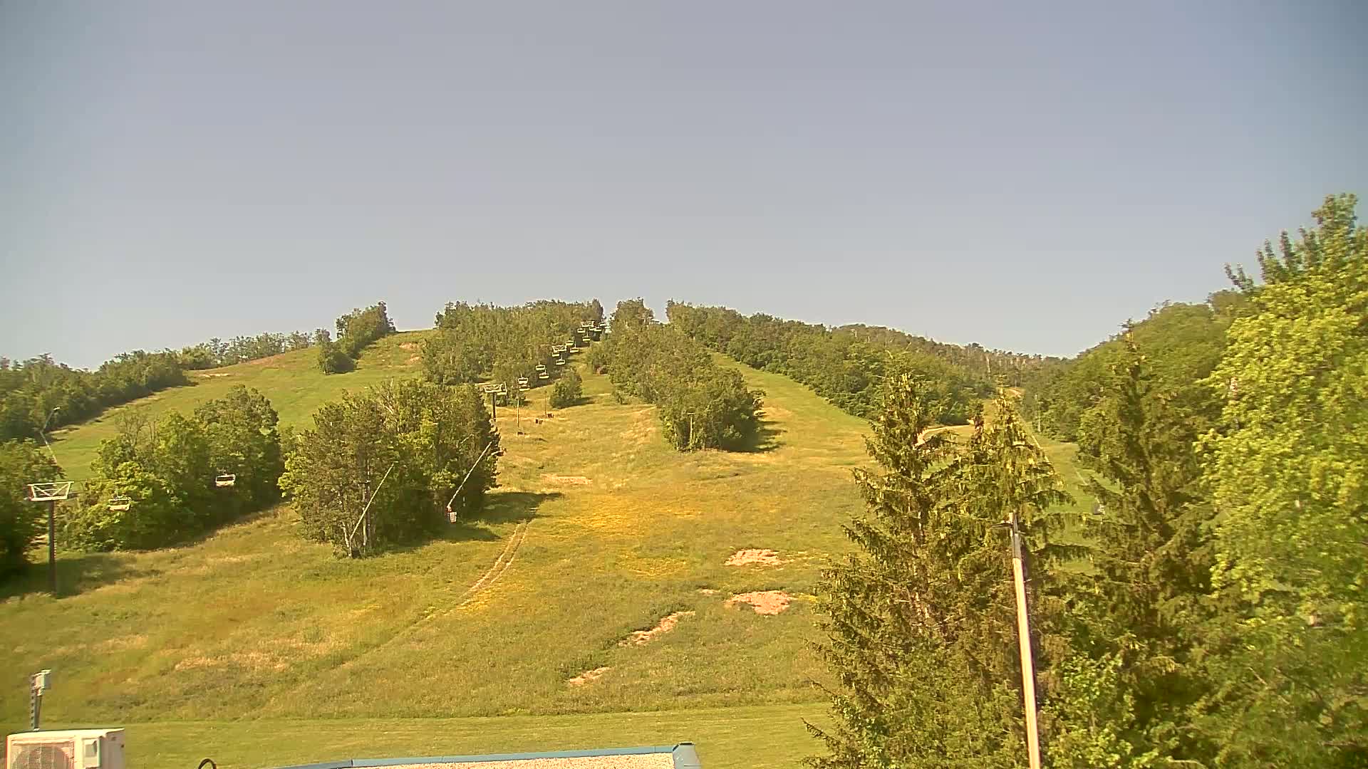 Blue Mountain Valley Base Ski Slopes Live Cam - Collingwood, Blue Mountains, Simcoe, Ontario, Canada