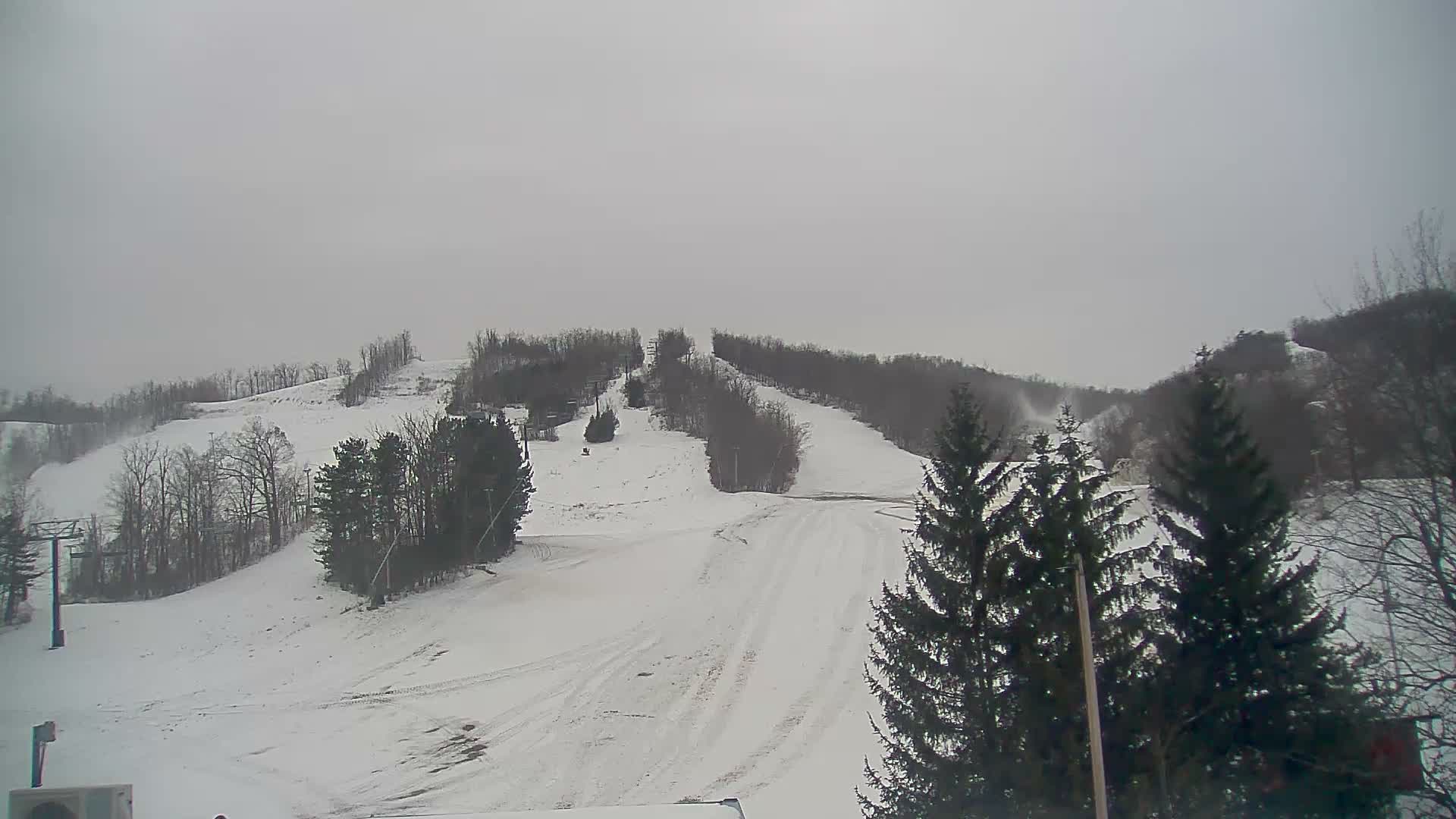 Blue Mountain Valley Base Ski Slopes Live Cam - Collingwood, Blue Mountains, Simcoe, Ontario, Canada
