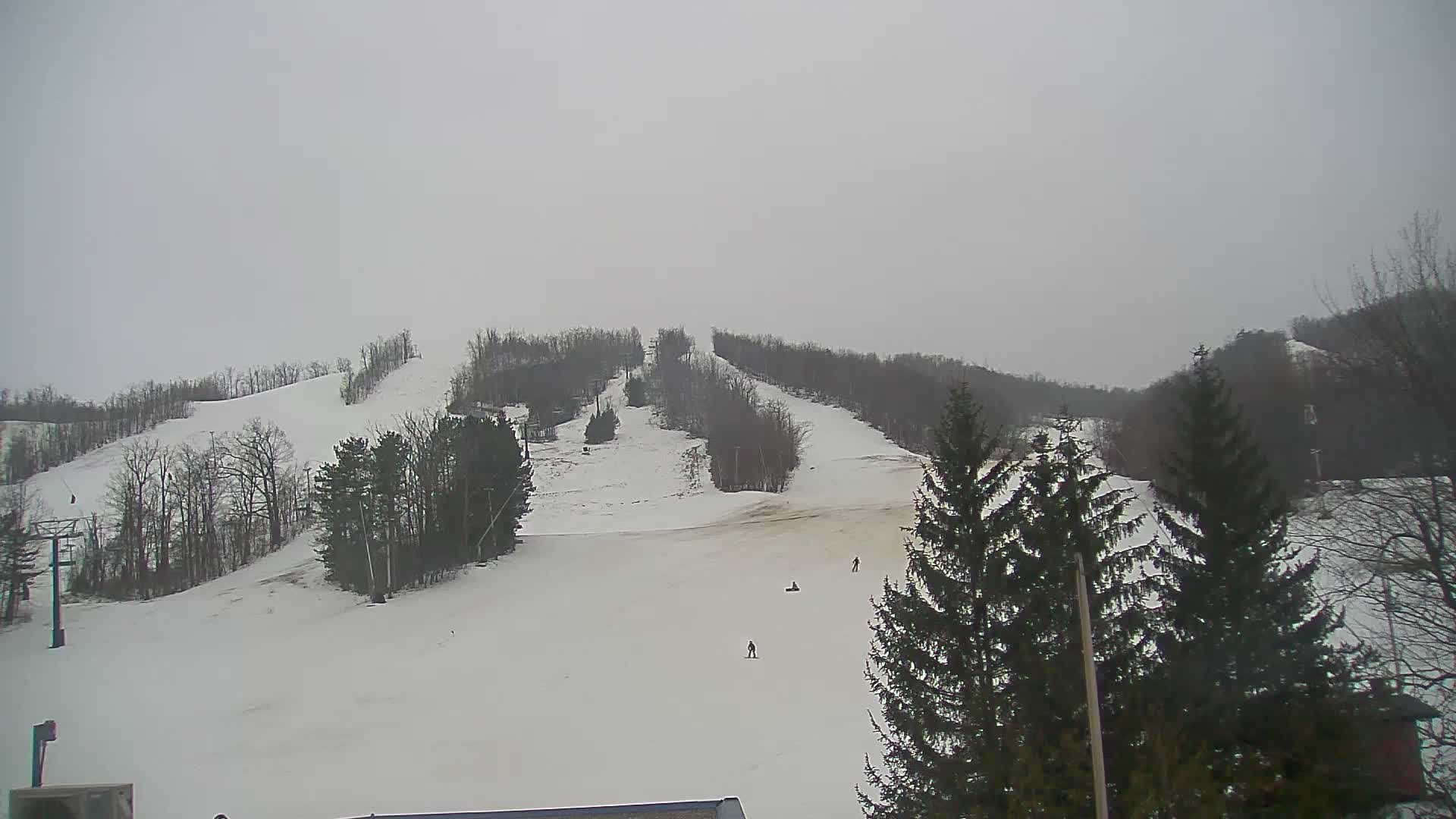 Blue Mountain Valley Base Ski Slopes Live Cam - Collingwood, Blue Mountains, Simcoe, Ontario, Canada