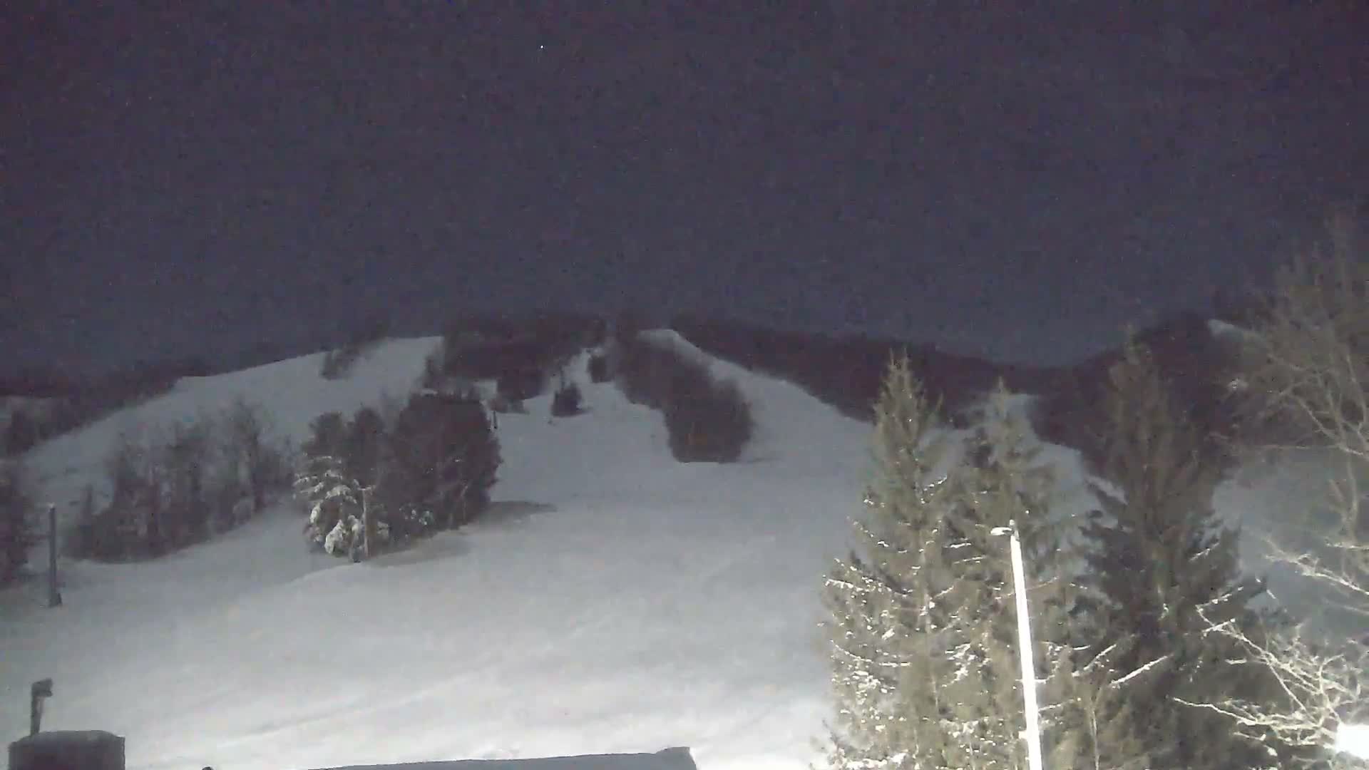 Blue Mountain Valley Base Ski Slopes Live Cam - Collingwood, Blue Mountains, Simcoe, Ontario, Canada