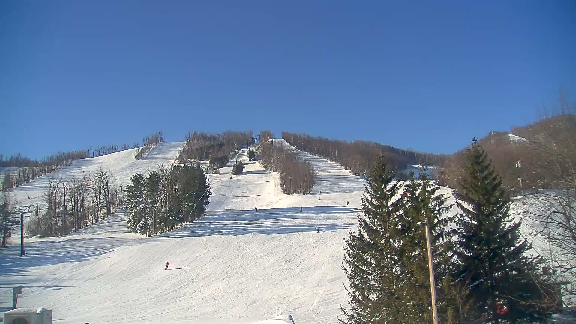 Blue Mountain Valley Base Ski Slopes Live Cam - Collingwood, Blue Mountains, Simcoe, Ontario, Canada