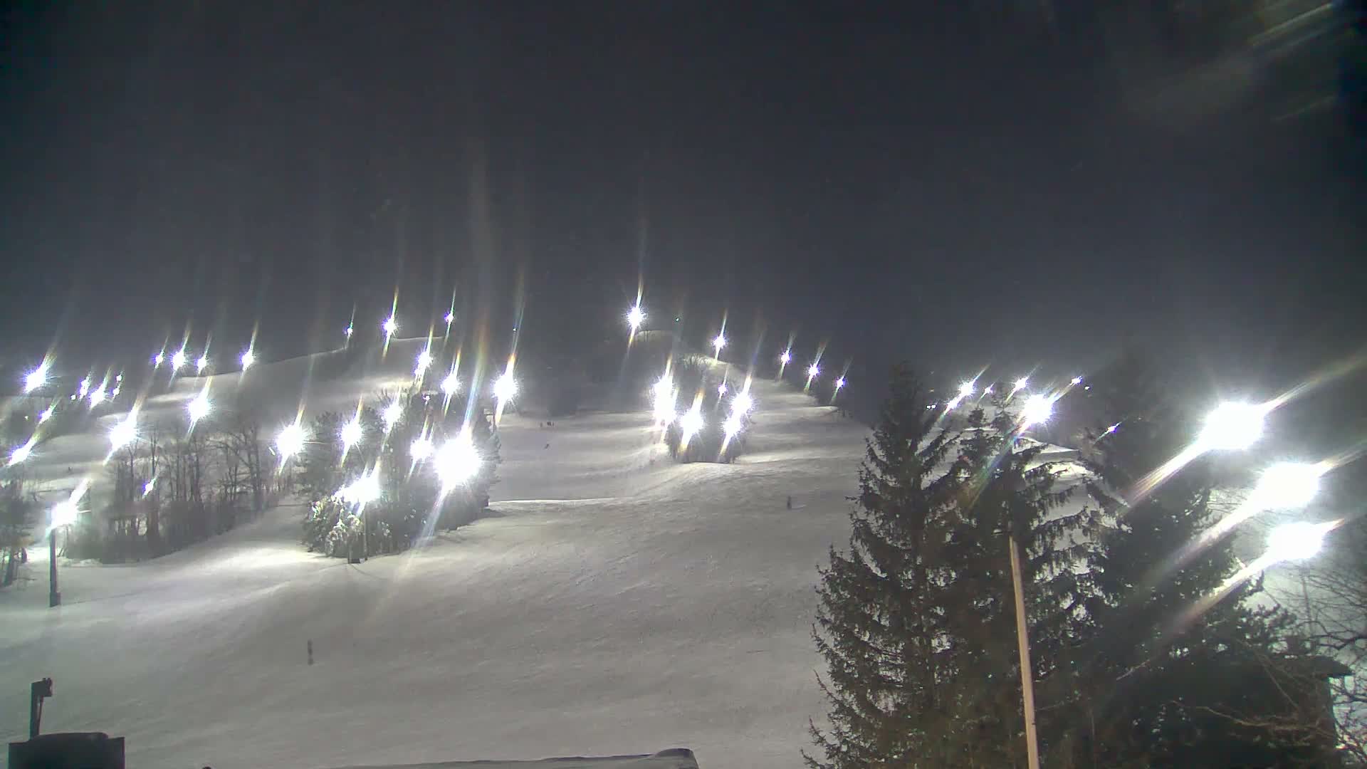 Blue Mountain Valley Base Ski Slopes Live Cam - Collingwood, Blue Mountains, Simcoe, Ontario, Canada