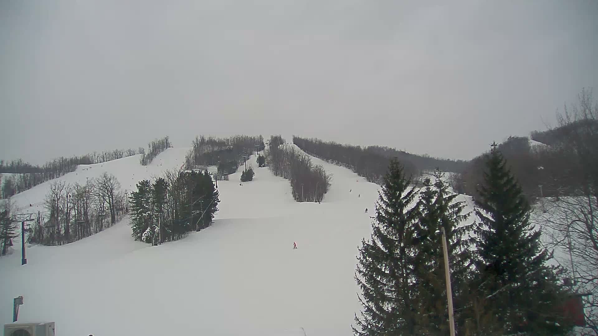 Blue Mountain Valley Base Ski Slopes Live Cam - Collingwood, Blue Mountains, Simcoe, Ontario, Canada