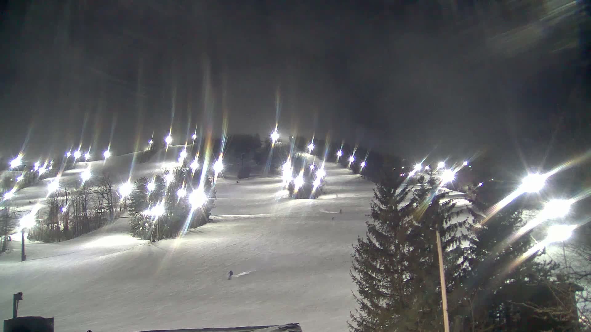 Blue Mountain Valley Base Ski Slopes Live Cam - Collingwood, Blue Mountains, Simcoe, Ontario, Canada