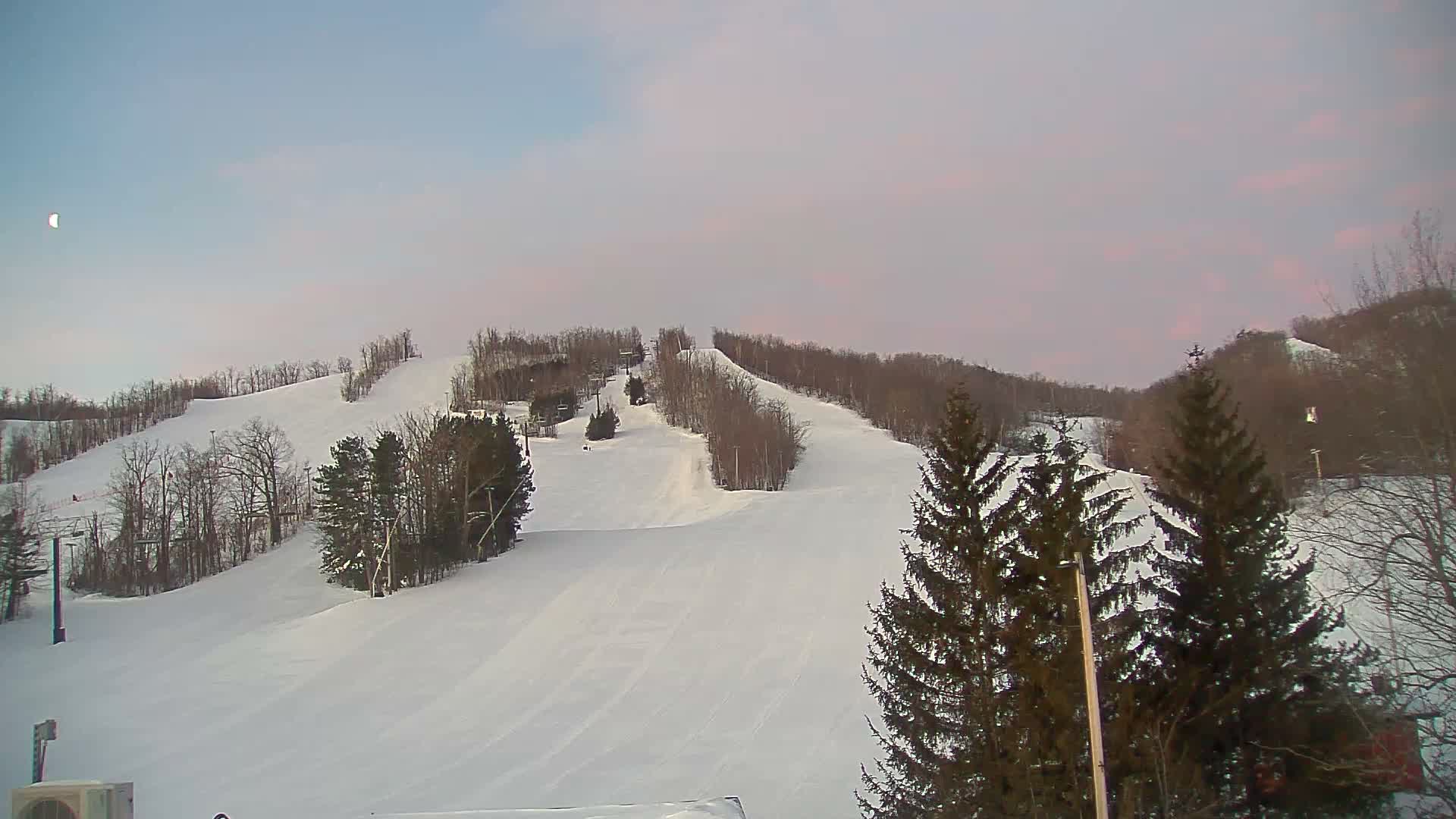 Blue Mountain Valley Base Ski Slopes Live Cam - Collingwood, Blue Mountains, Simcoe, Ontario, Canada