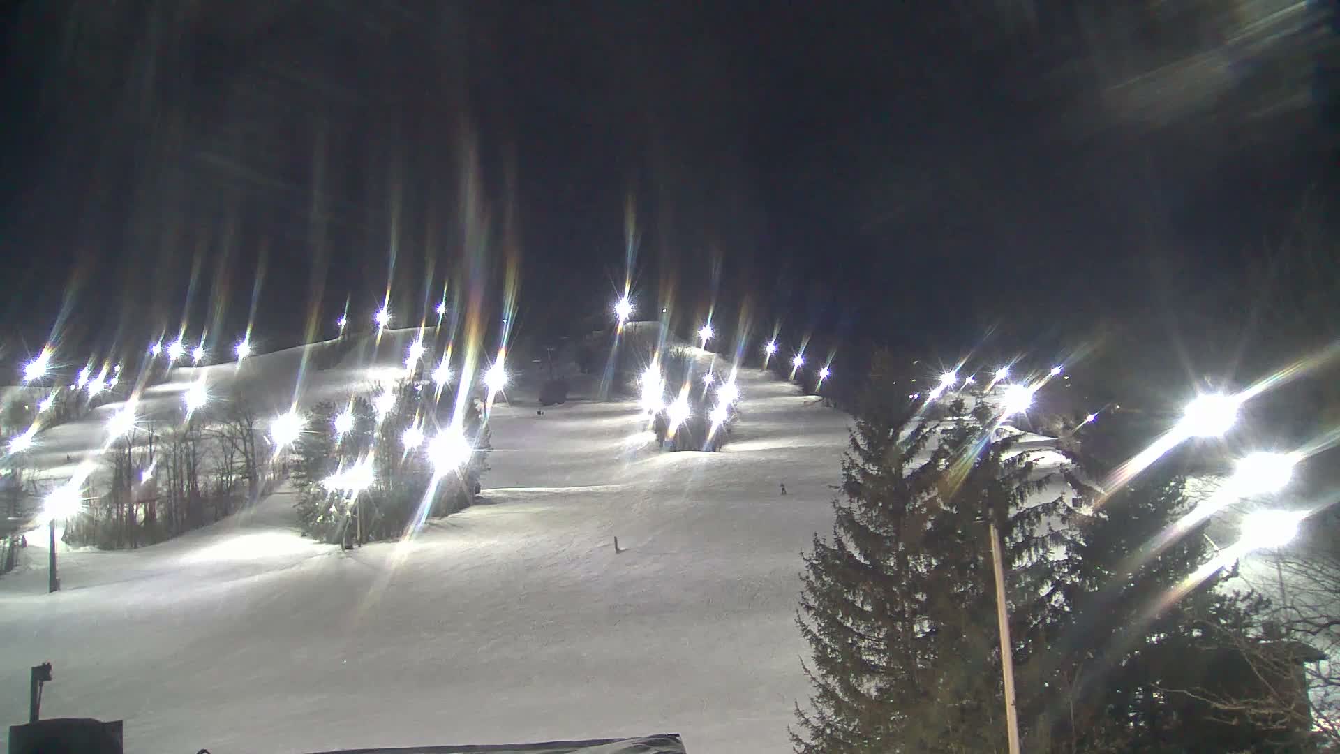 Blue Mountain Valley Base Ski Slopes Live Cam - Collingwood, Blue Mountains, Simcoe, Ontario, Canada