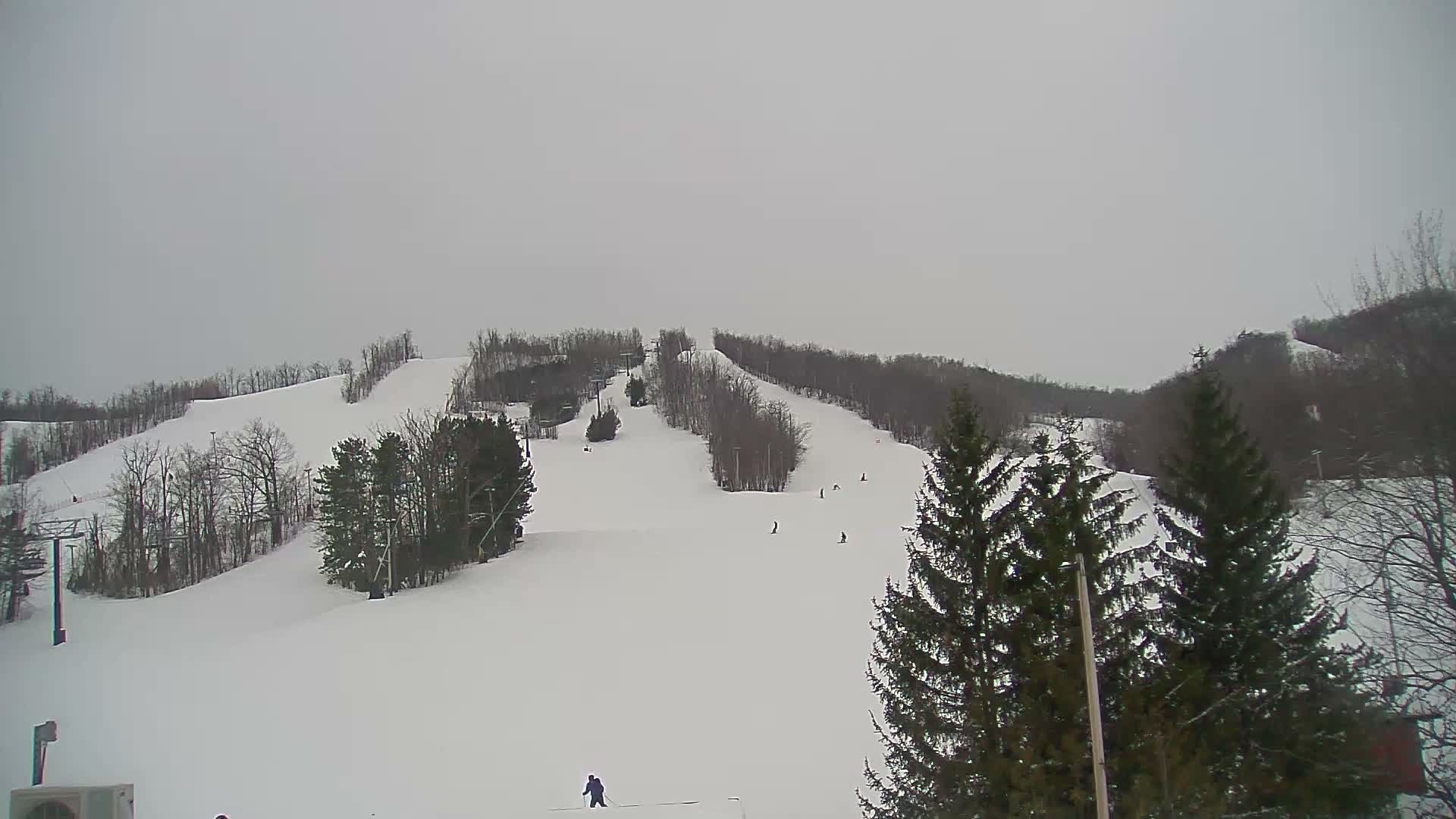 Blue Mountain Valley Base Ski Slopes Live Cam - Collingwood, Blue Mountains, Simcoe, Ontario, Canada
