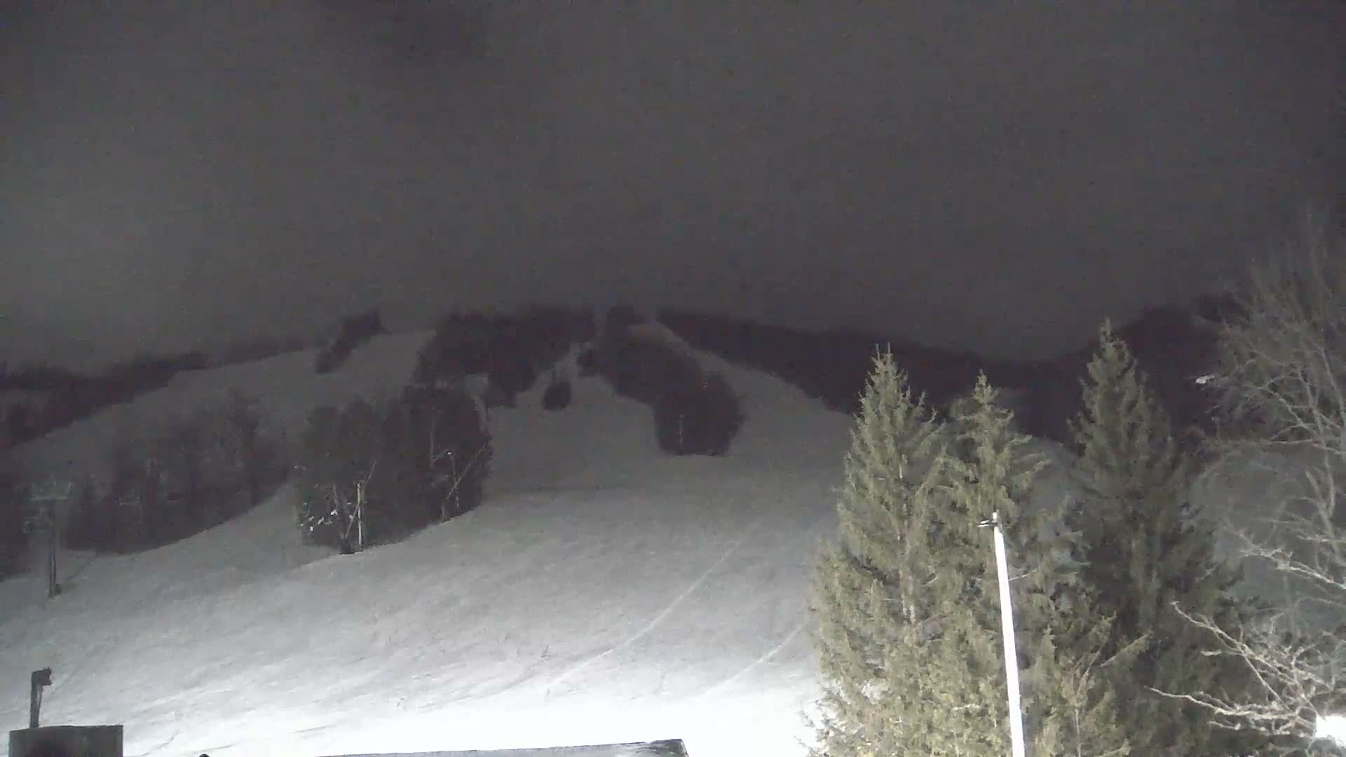 Blue Mountain Valley Base Ski Slopes Live Cam - Collingwood, Blue Mountains, Simcoe, Ontario, Canada
