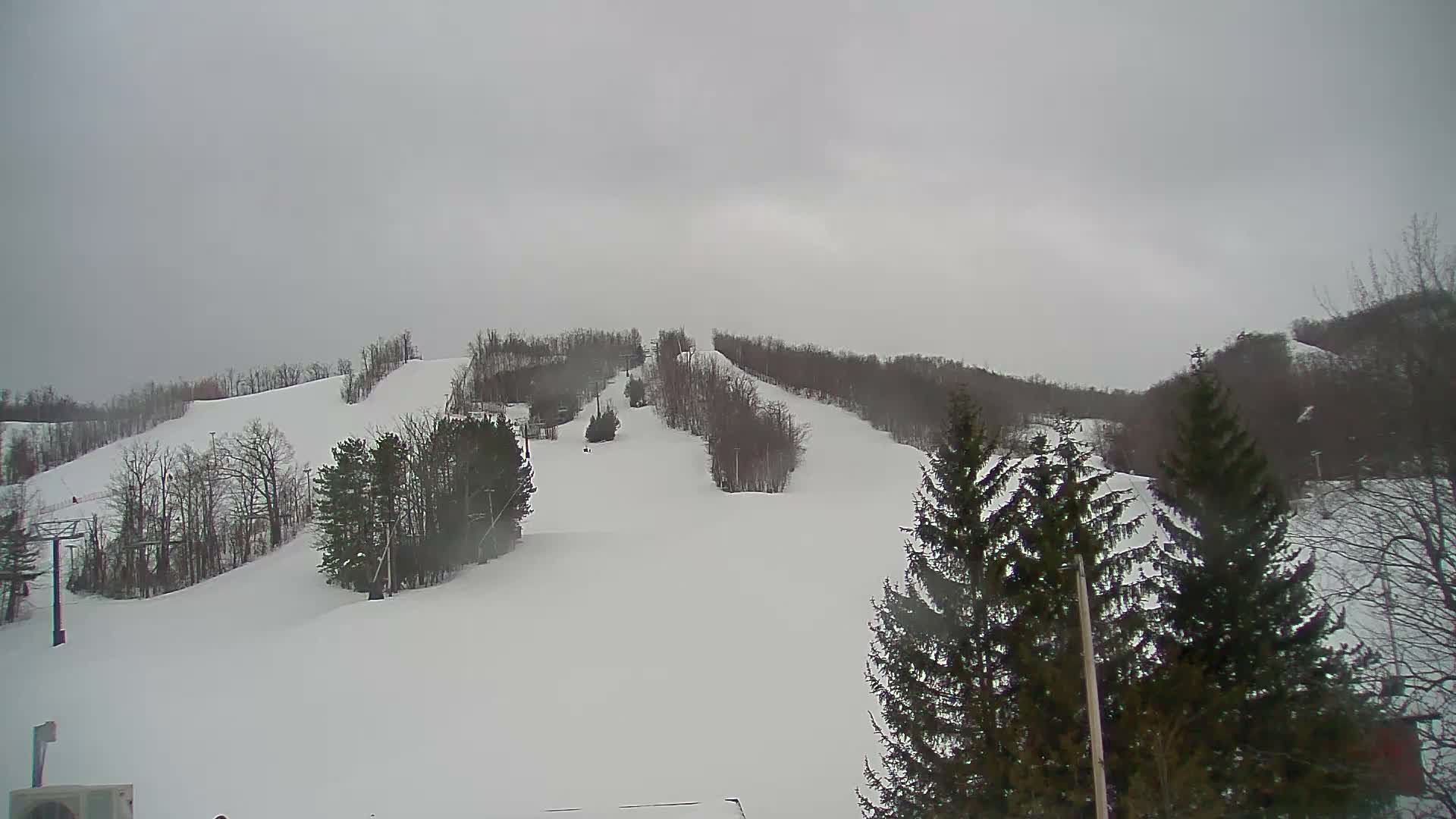 Blue Mountain Valley Base Ski Slopes Live Cam - Collingwood, Blue Mountains, Simcoe, Ontario, Canada