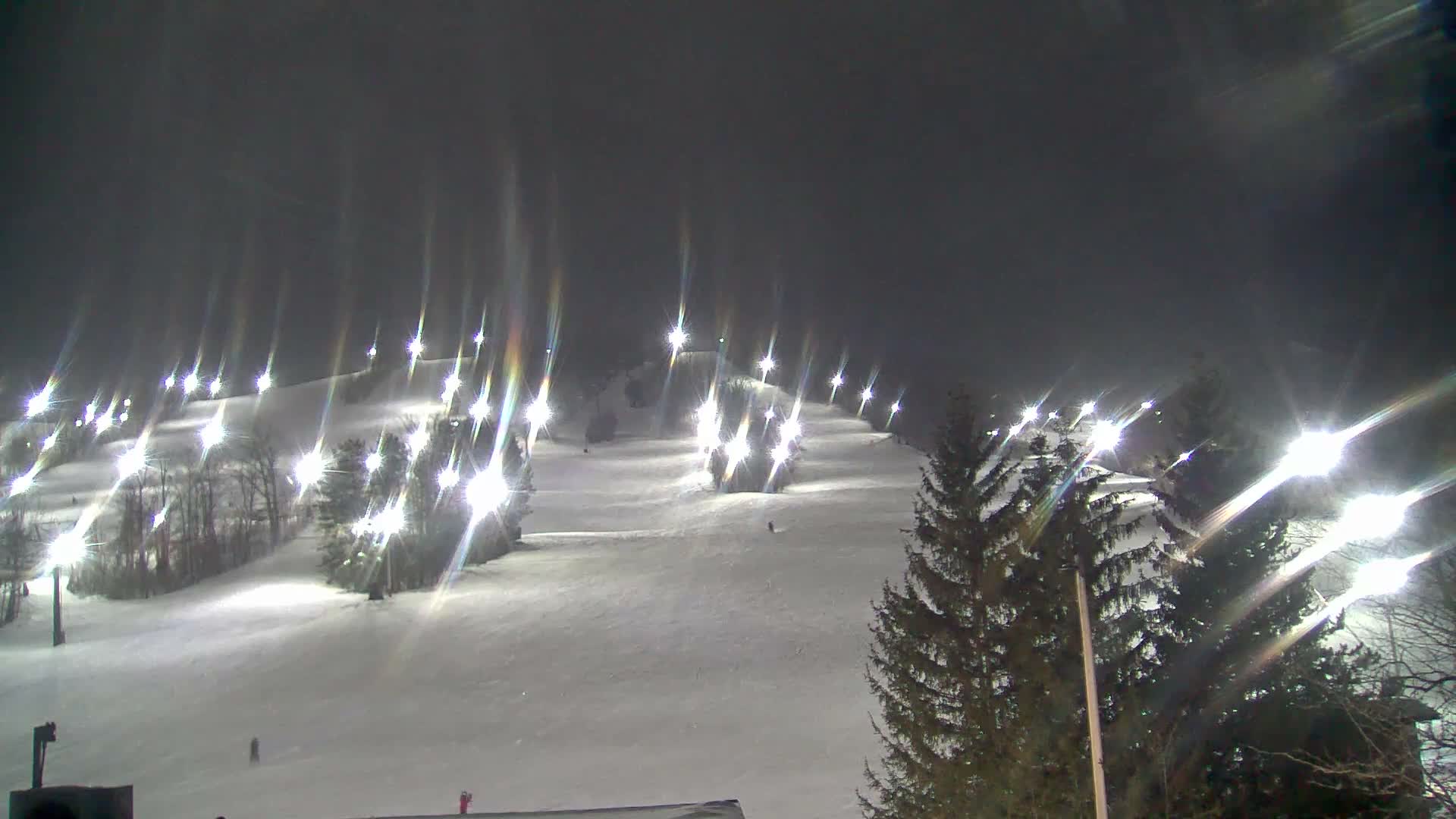 Blue Mountain Valley Base Ski Slopes Live Cam - Collingwood, Blue Mountains, Simcoe, Ontario, Canada