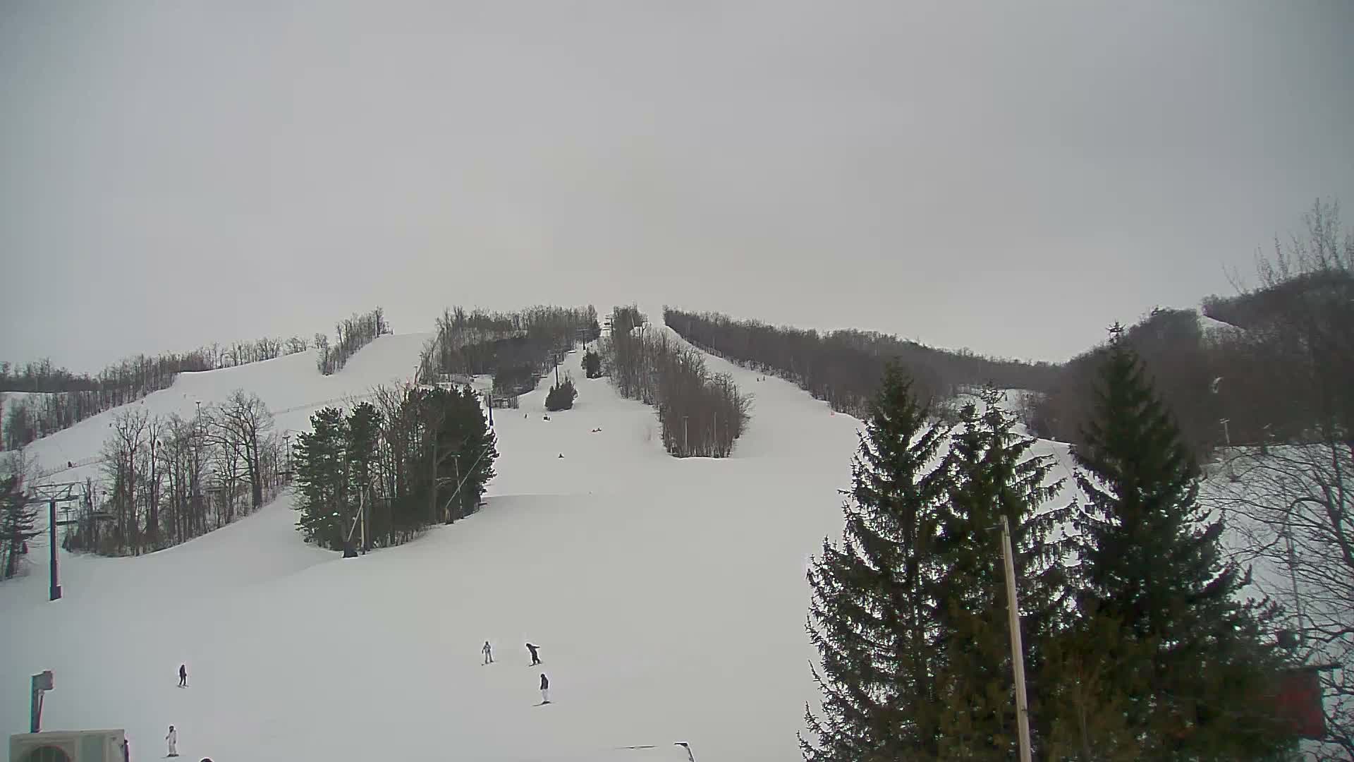 Blue Mountain Valley Base Ski Slopes Live Cam - Collingwood, Blue Mountains, Simcoe, Ontario, Canada