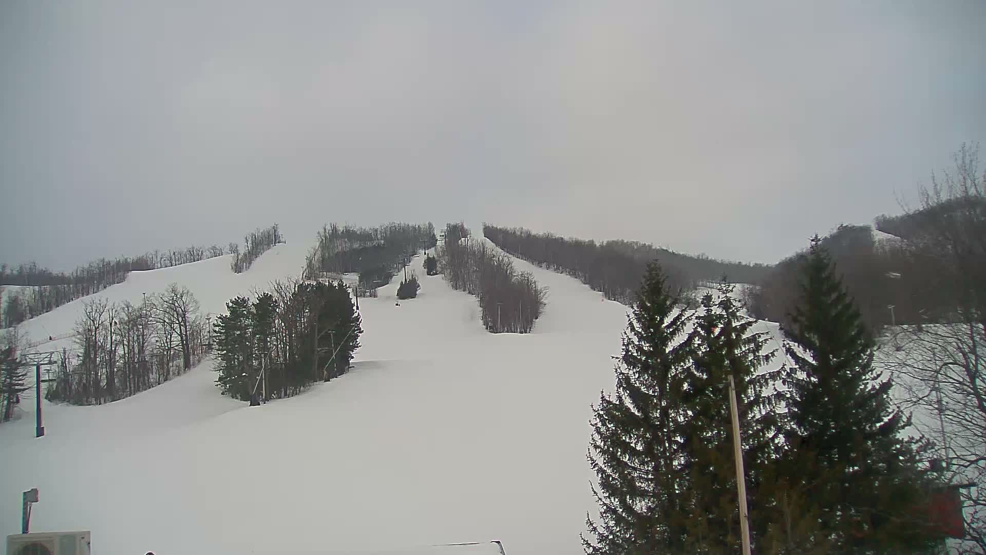 Blue Mountain Valley Base Ski Slopes Live Cam - Collingwood, Blue Mountains, Simcoe, Ontario, Canada