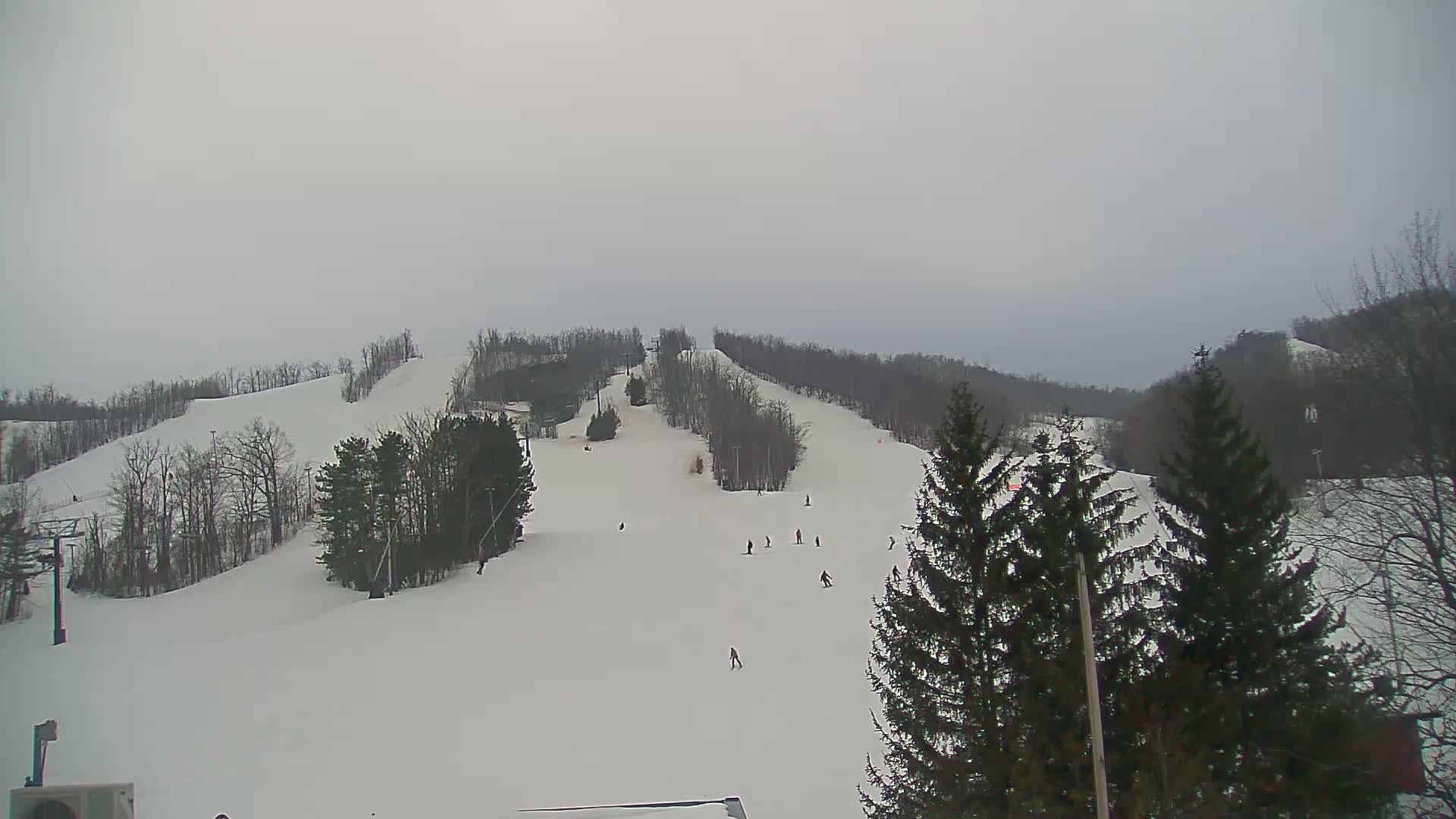 Blue Mountain Valley Base Ski Slopes Live Cam - Collingwood, Blue Mountains, Simcoe, Ontario, Canada