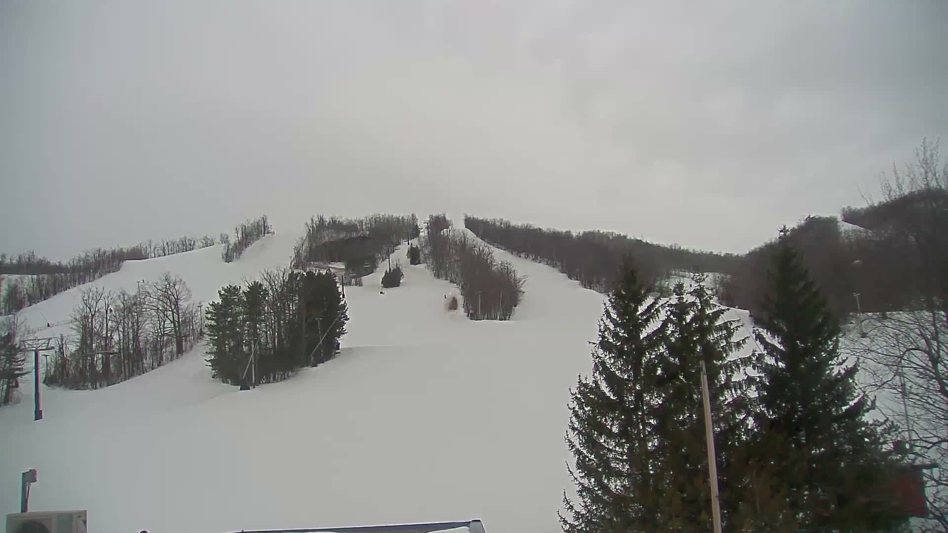 Blue Mountain Valley Base Ski Slopes Live Cam - Collingwood, Blue Mountains, Simcoe, Ontario, Canada