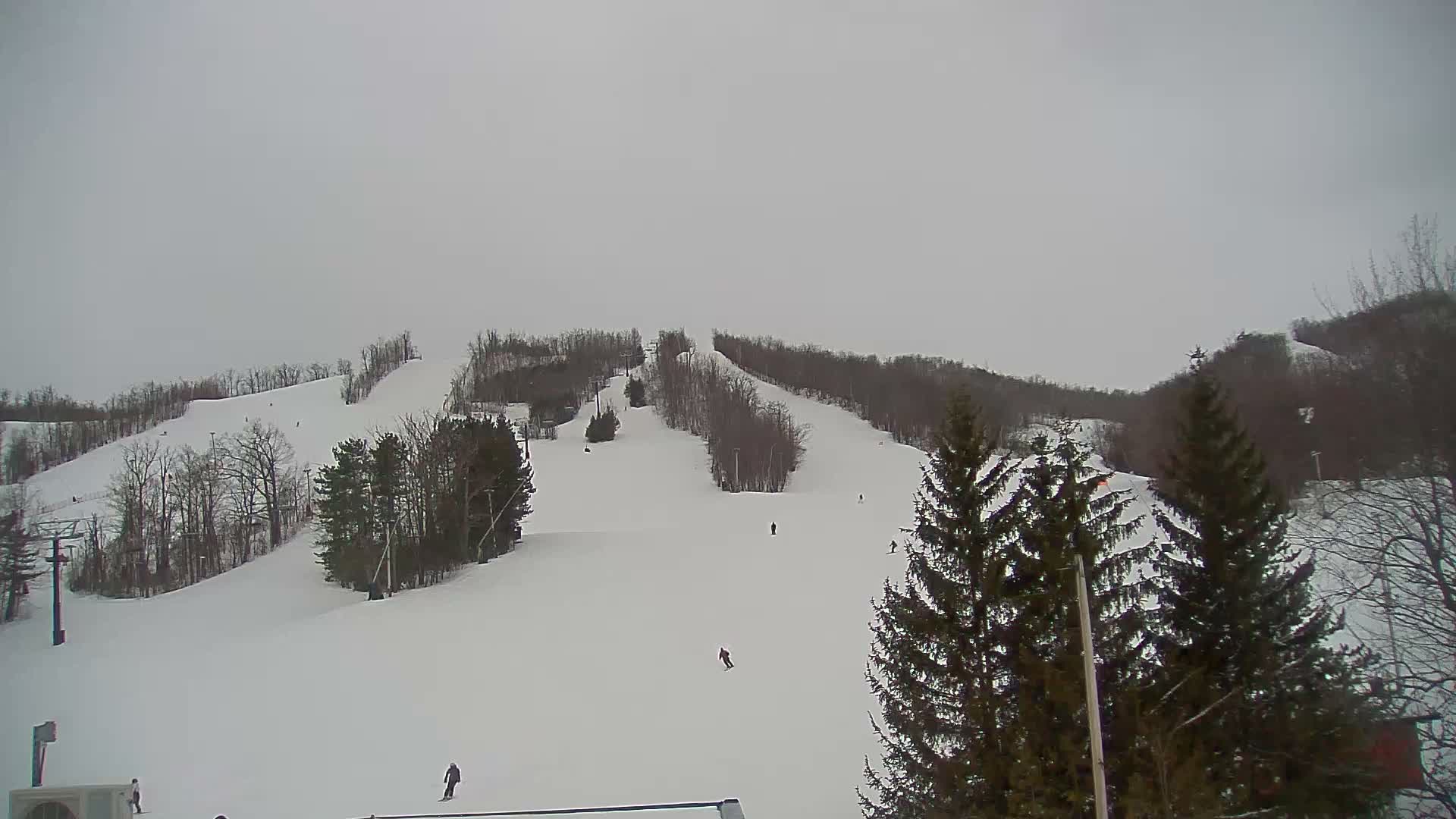 Blue Mountain Valley Base Ski Slopes Live Cam - Collingwood, Blue Mountains, Simcoe, Ontario, Canada