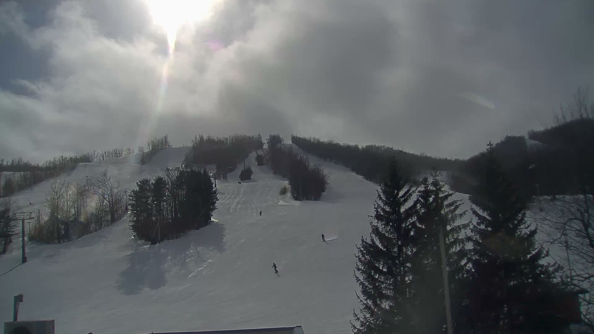 Blue Mountain Valley Base Ski Slopes Live Cam - Collingwood, Blue Mountains, Simcoe, Ontario, Canada