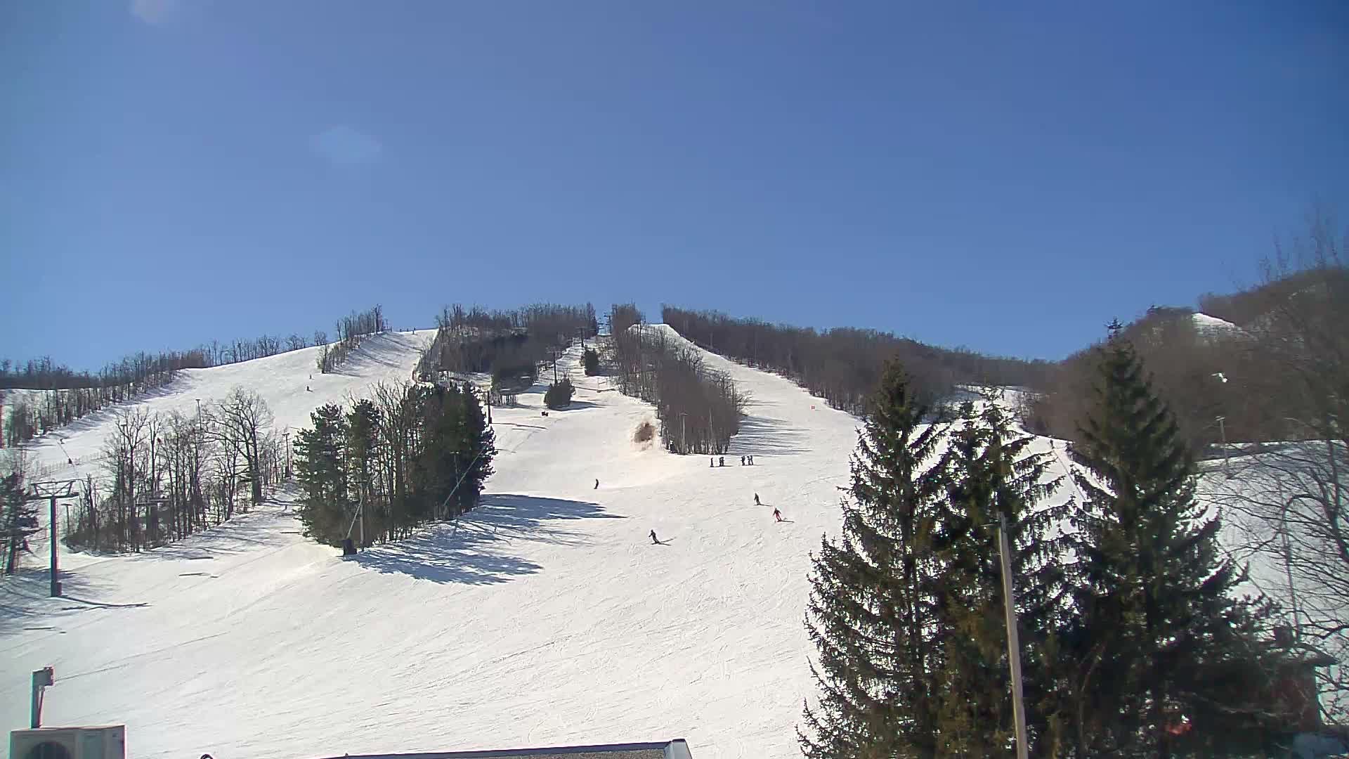 Blue Mountain Valley Base Ski Slopes Live Cam - Collingwood, Blue Mountains, Simcoe, Ontario, Canada