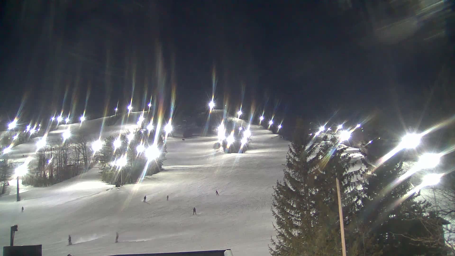 Blue Mountain Valley Base Ski Slopes Live Cam - Collingwood, Blue Mountains, Simcoe, Ontario, Canada