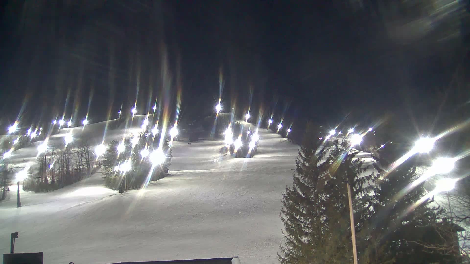 Blue Mountain Valley Base Ski Slopes Live Cam - Collingwood, Blue Mountains, Simcoe, Ontario, Canada