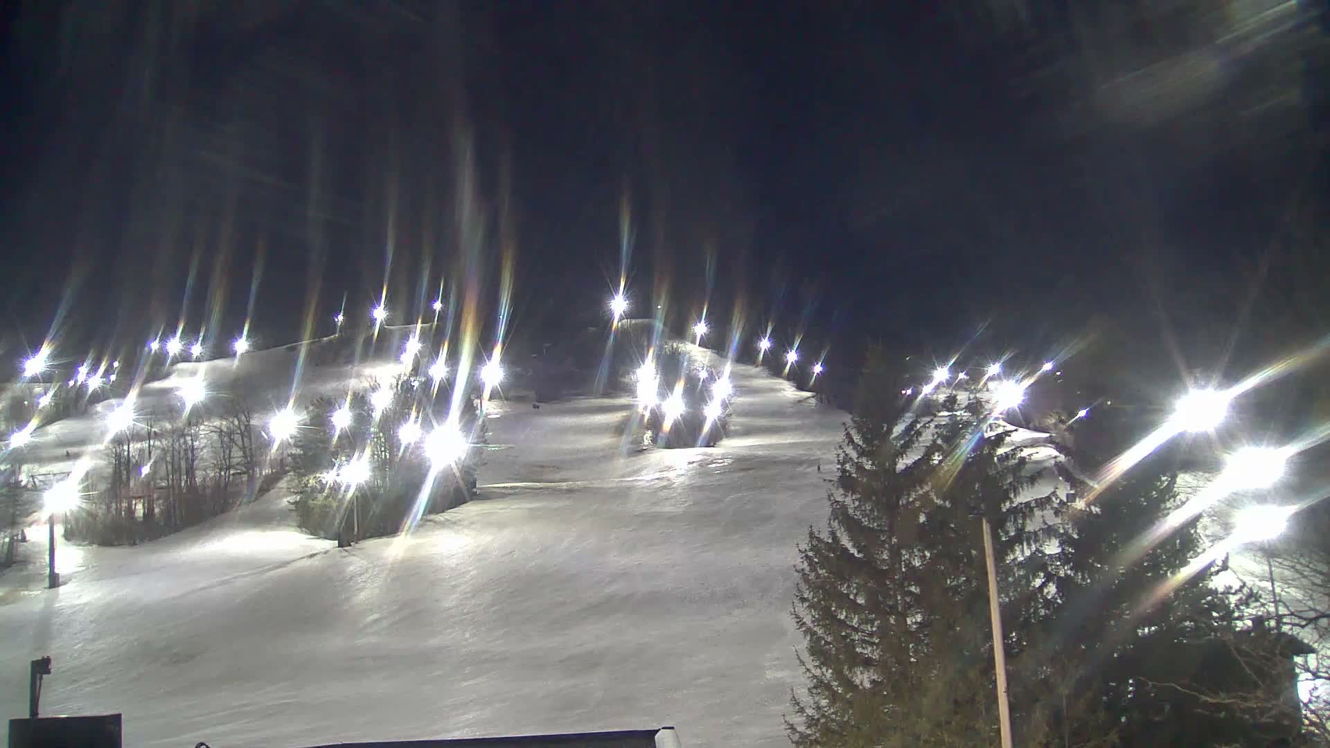 Blue Mountain Valley Base Ski Slopes Live Cam - Collingwood, Blue Mountains, Simcoe, Ontario, Canada