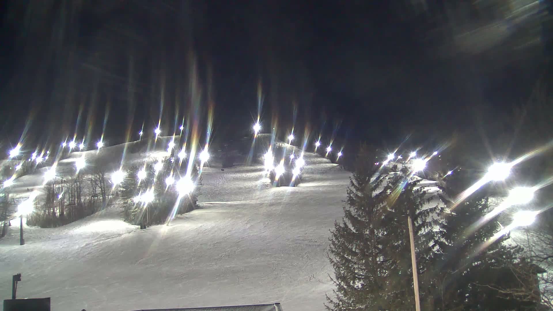 Blue Mountain Valley Base Ski Slopes Live Cam - Collingwood, Blue Mountains, Simcoe, Ontario, Canada