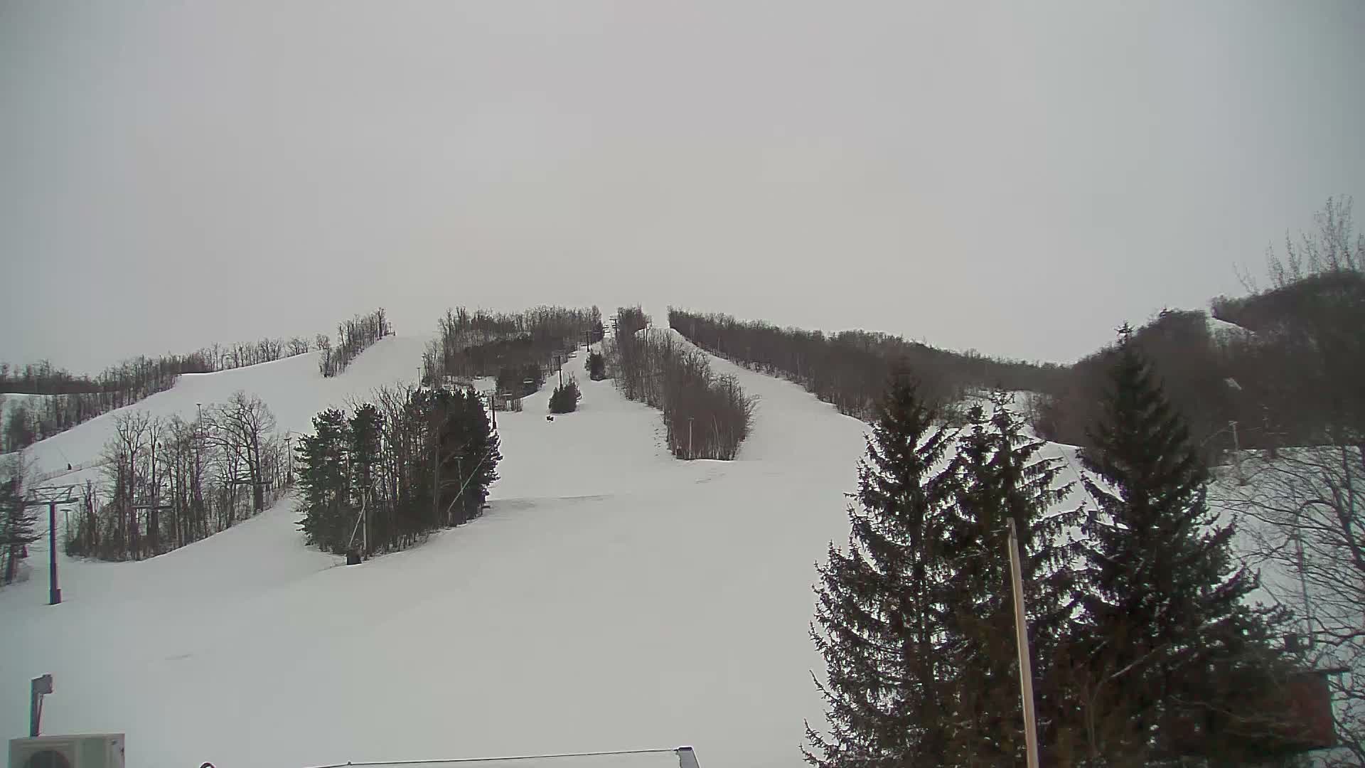 Blue Mountain Valley Base Ski Slopes Live Cam - Collingwood, Blue Mountains, Simcoe, Ontario, Canada