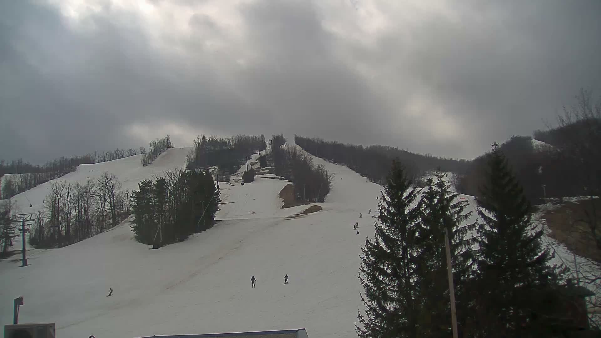 Blue Mountain Valley Base Ski Slopes Live Cam - Collingwood, Blue Mountains, Simcoe, Ontario, Canada