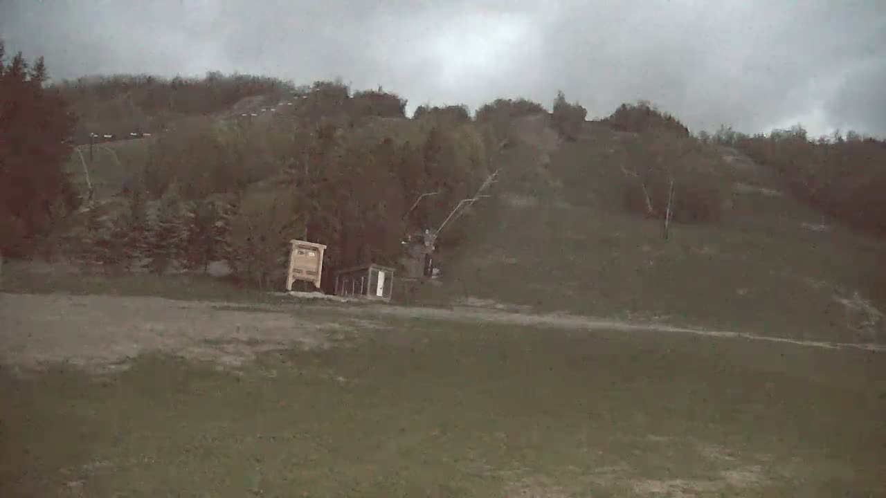 Blue Mountain North Base Ski Slopes Live Cam - Collingwood, Blue Mountains, Simcoe, Ontario, Canada