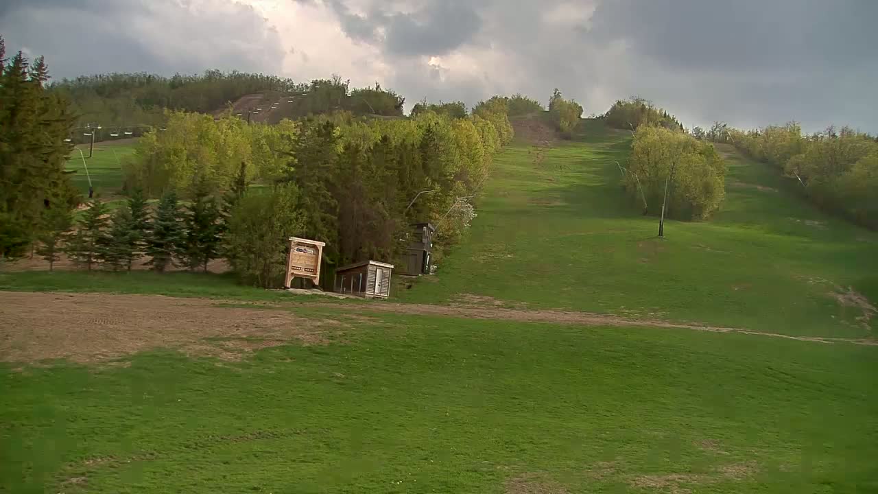 Blue Mountain North Base Ski Slopes Live Cam - Collingwood, Blue Mountains, Simcoe, Ontario, Canada