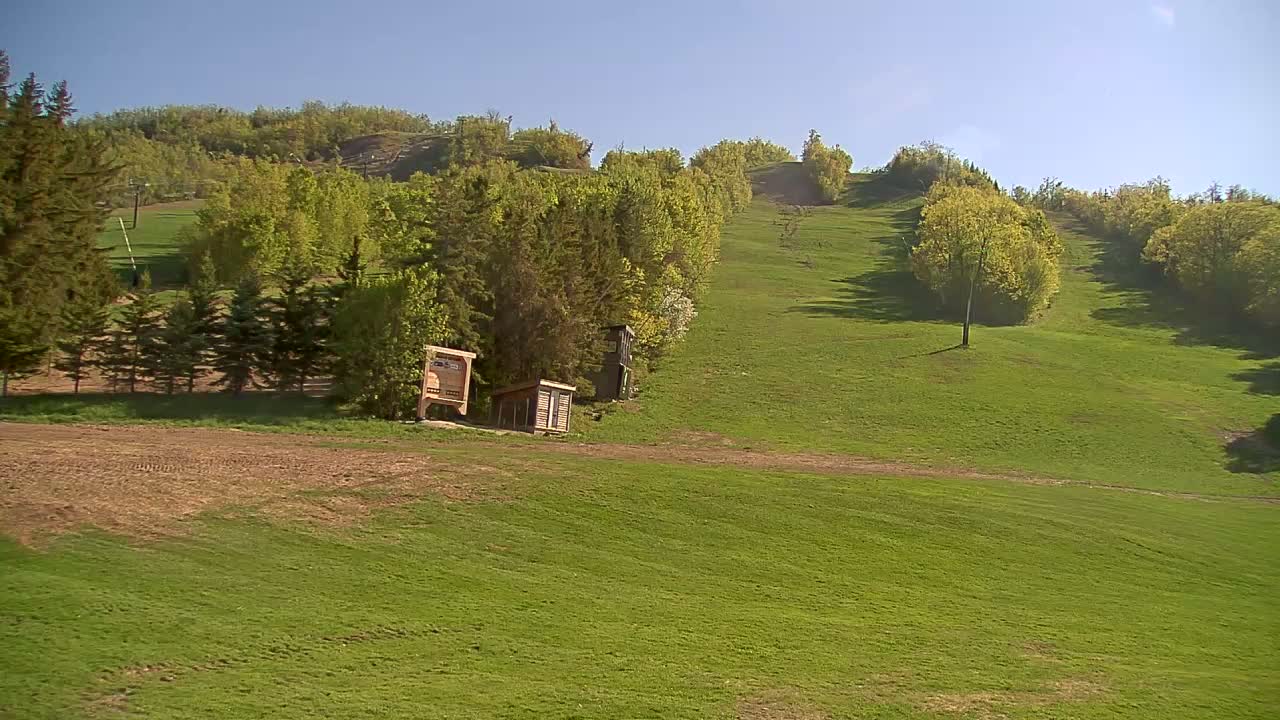 Blue Mountain North Base Ski Slopes Live Cam - Collingwood, Blue Mountains, Simcoe, Ontario, Canada