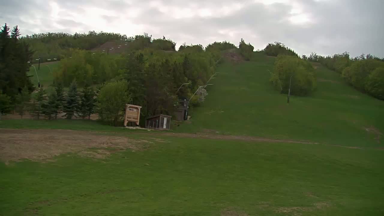 Blue Mountain North Base Ski Slopes Live Cam - Collingwood, Blue Mountains, Simcoe, Ontario, Canada