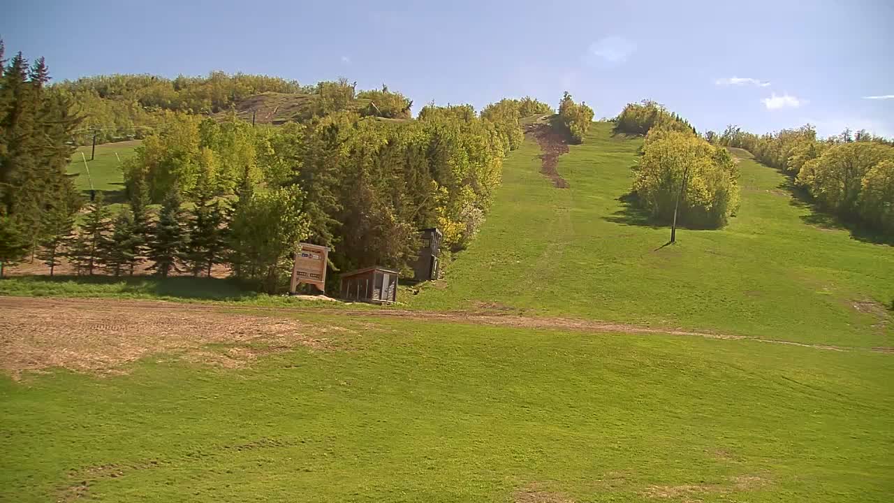 Blue Mountain North Base Ski Slopes Live Cam - Collingwood, Blue Mountains, Simcoe, Ontario, Canada