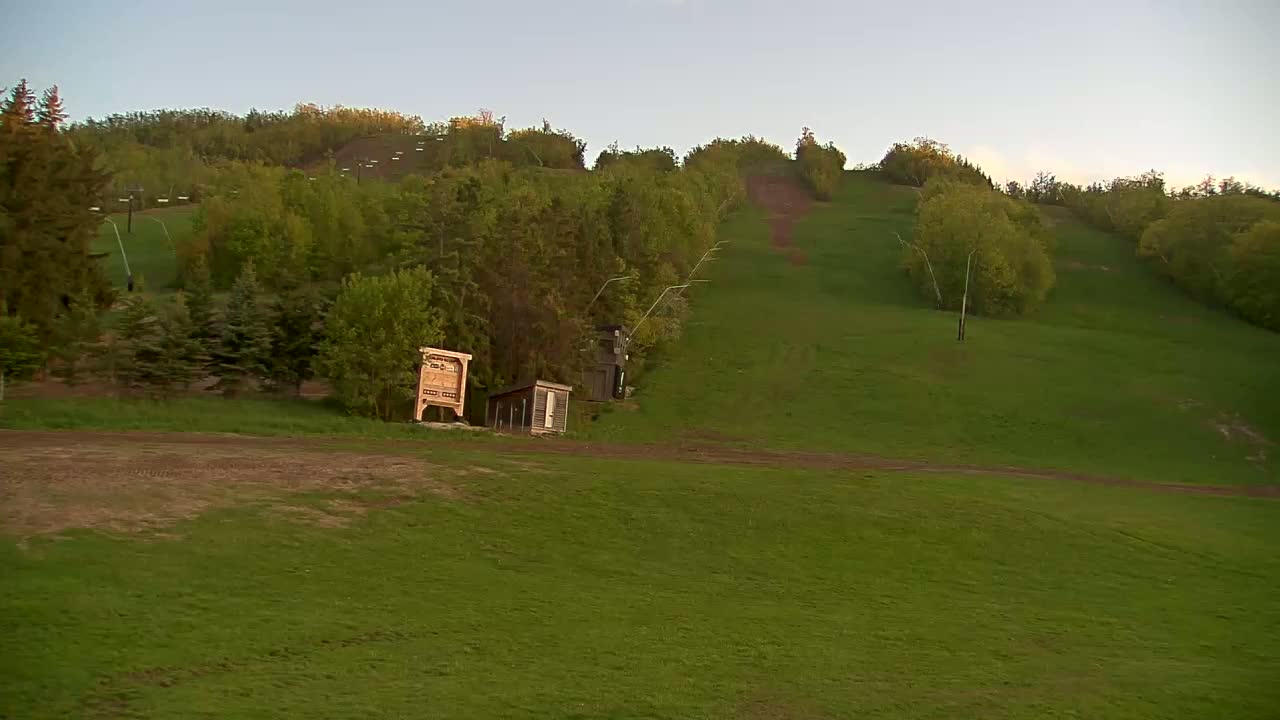 Blue Mountain North Base Ski Slopes Live Cam - Collingwood, Blue Mountains, Simcoe, Ontario, Canada