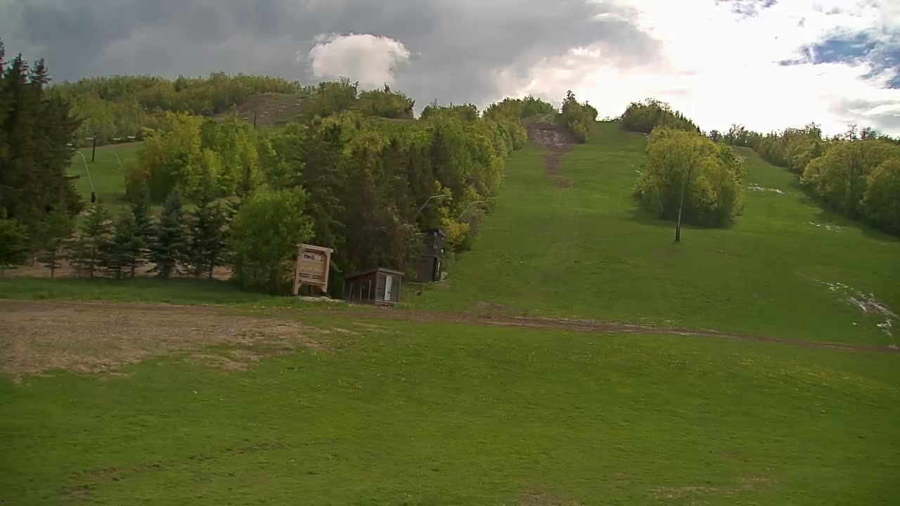 Blue Mountain North Base Ski Slopes Live Cam - Collingwood, Blue Mountains, Simcoe, Ontario, Canada