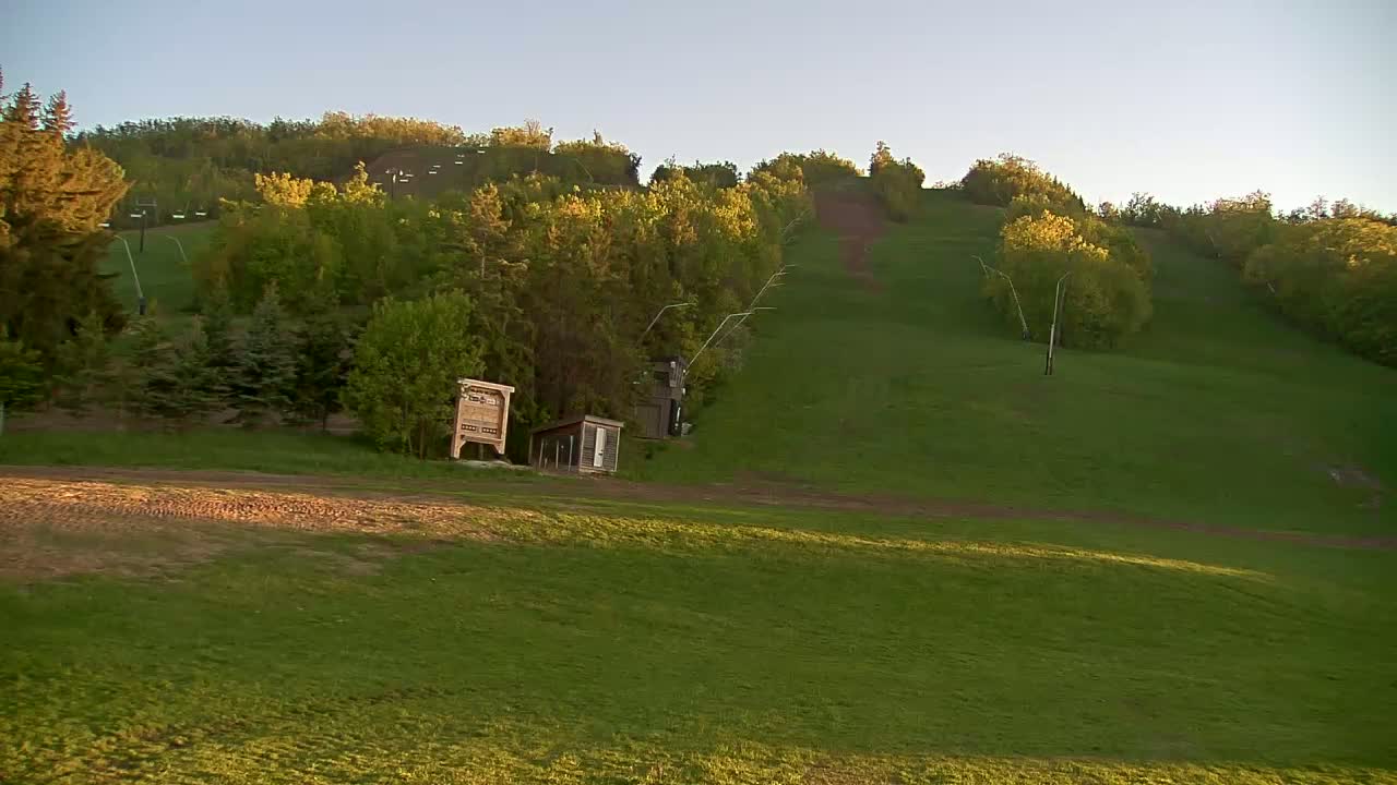 Blue Mountain North Base Ski Slopes Live Cam - Collingwood, Blue Mountains, Simcoe, Ontario, Canada