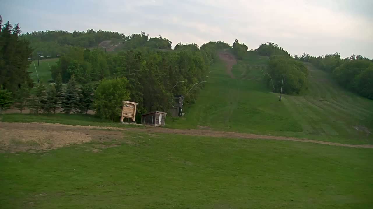 Blue Mountain North Base Ski Slopes Live Cam - Collingwood, Blue Mountains, Simcoe, Ontario, Canada