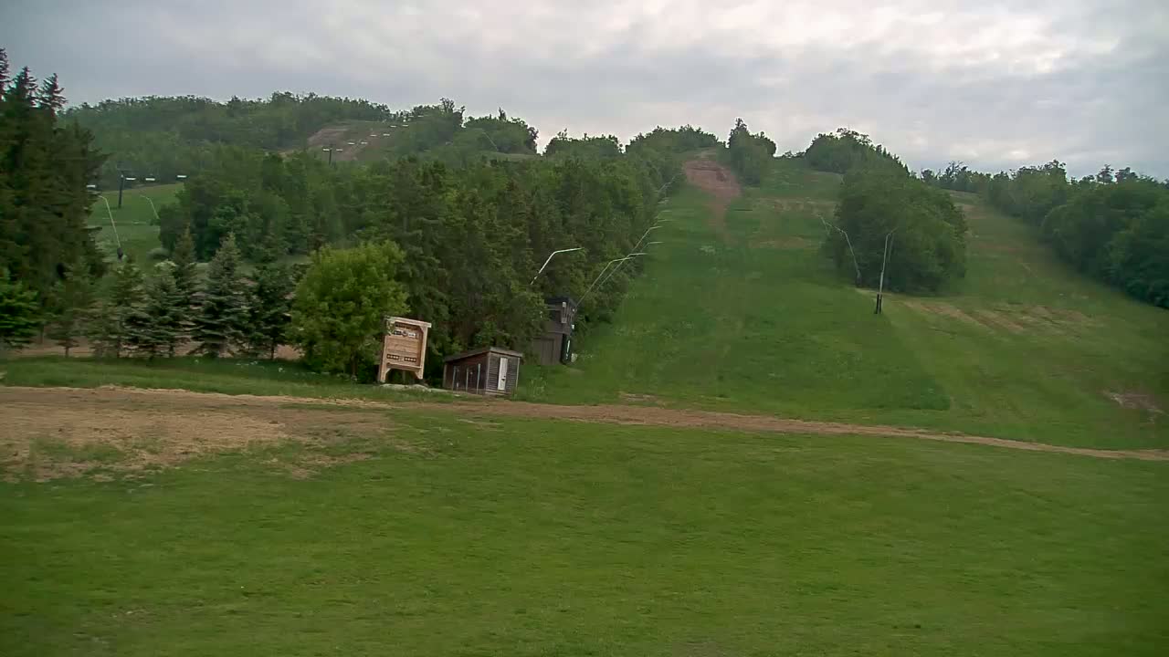 Blue Mountain North Base Ski Slopes Live Cam - Collingwood, Blue Mountains, Simcoe, Ontario, Canada