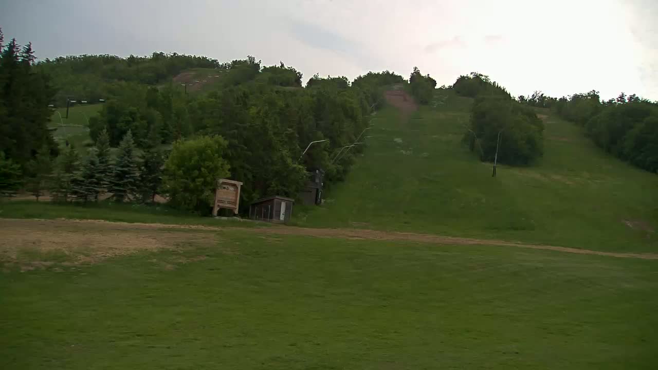 Blue Mountain North Base Ski Slopes Live Cam - Collingwood, Blue Mountains, Simcoe, Ontario, Canada