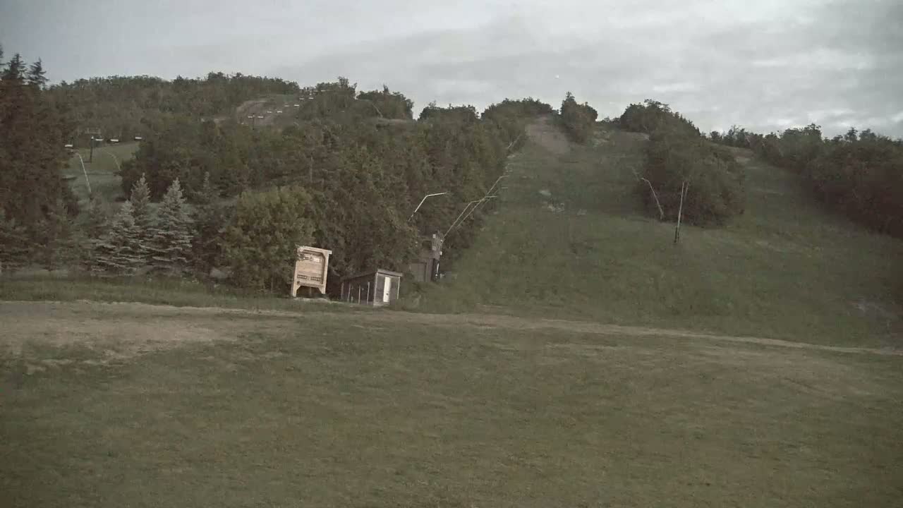 Blue Mountain North Base Ski Slopes Live Cam - Collingwood, Blue Mountains, Simcoe, Ontario, Canada