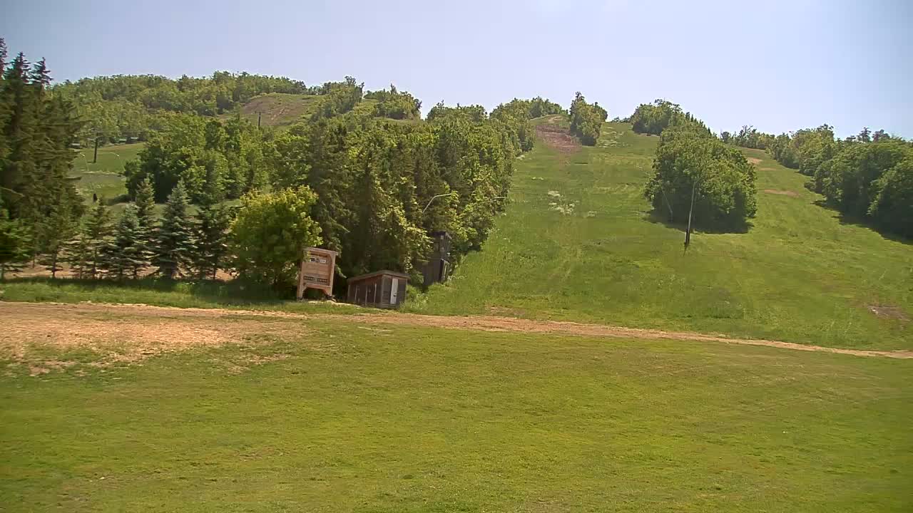 Blue Mountain North Base Ski Slopes Live Cam - Collingwood, Blue Mountains, Simcoe, Ontario, Canada