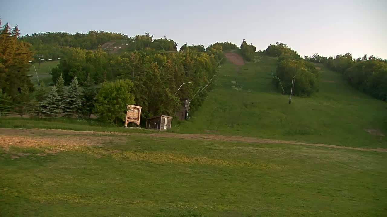 Blue Mountain North Base Ski Slopes Live Cam - Collingwood, Blue Mountains, Simcoe, Ontario, Canada