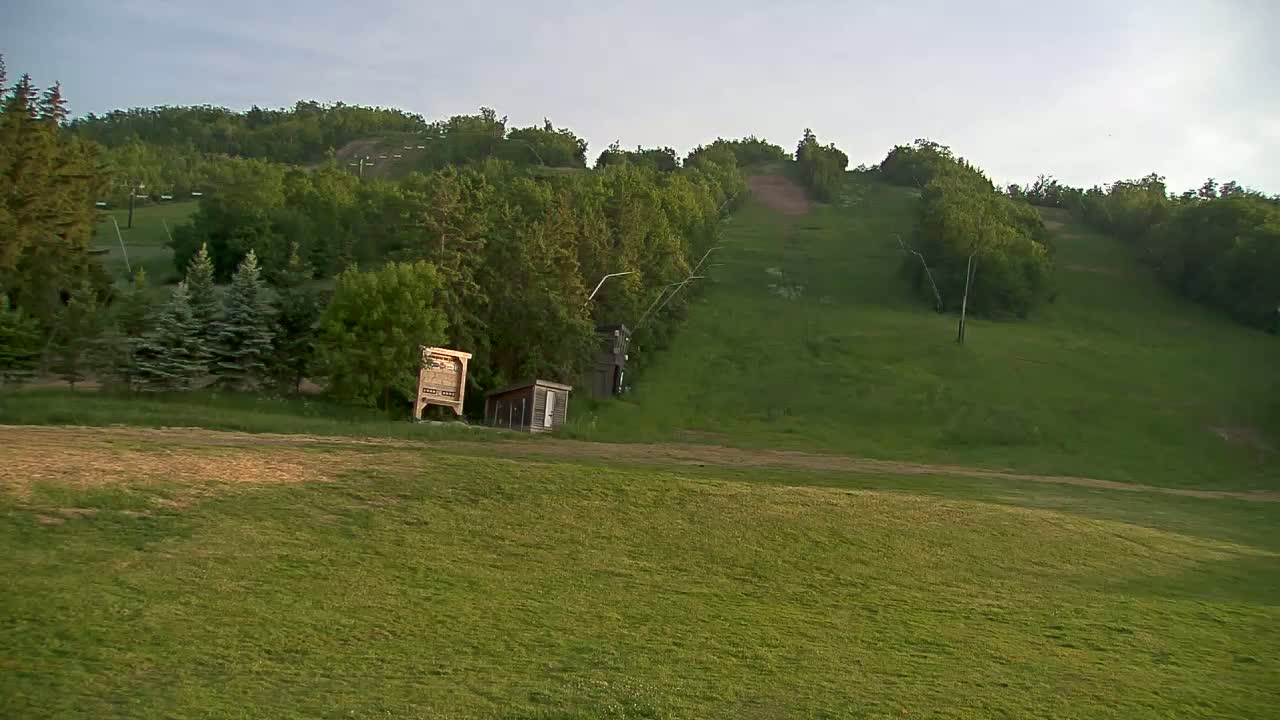 Blue Mountain North Base Ski Slopes Live Cam - Collingwood, Blue Mountains, Simcoe, Ontario, Canada