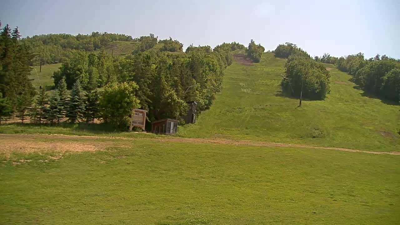 Blue Mountain North Base Ski Slopes Live Cam - Collingwood, Blue Mountains, Simcoe, Ontario, Canada