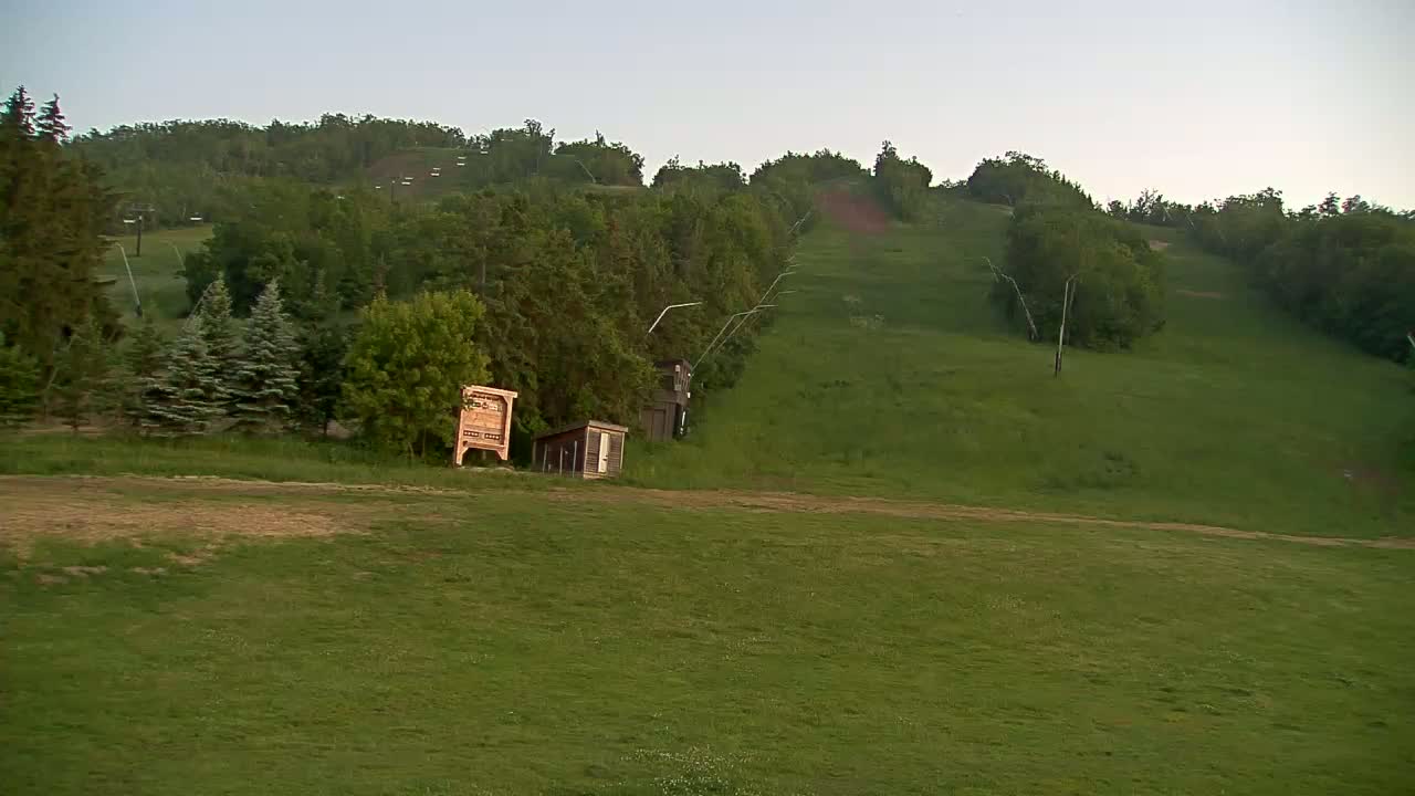 Blue Mountain North Base Ski Slopes Live Cam - Collingwood, Blue Mountains, Simcoe, Ontario, Canada