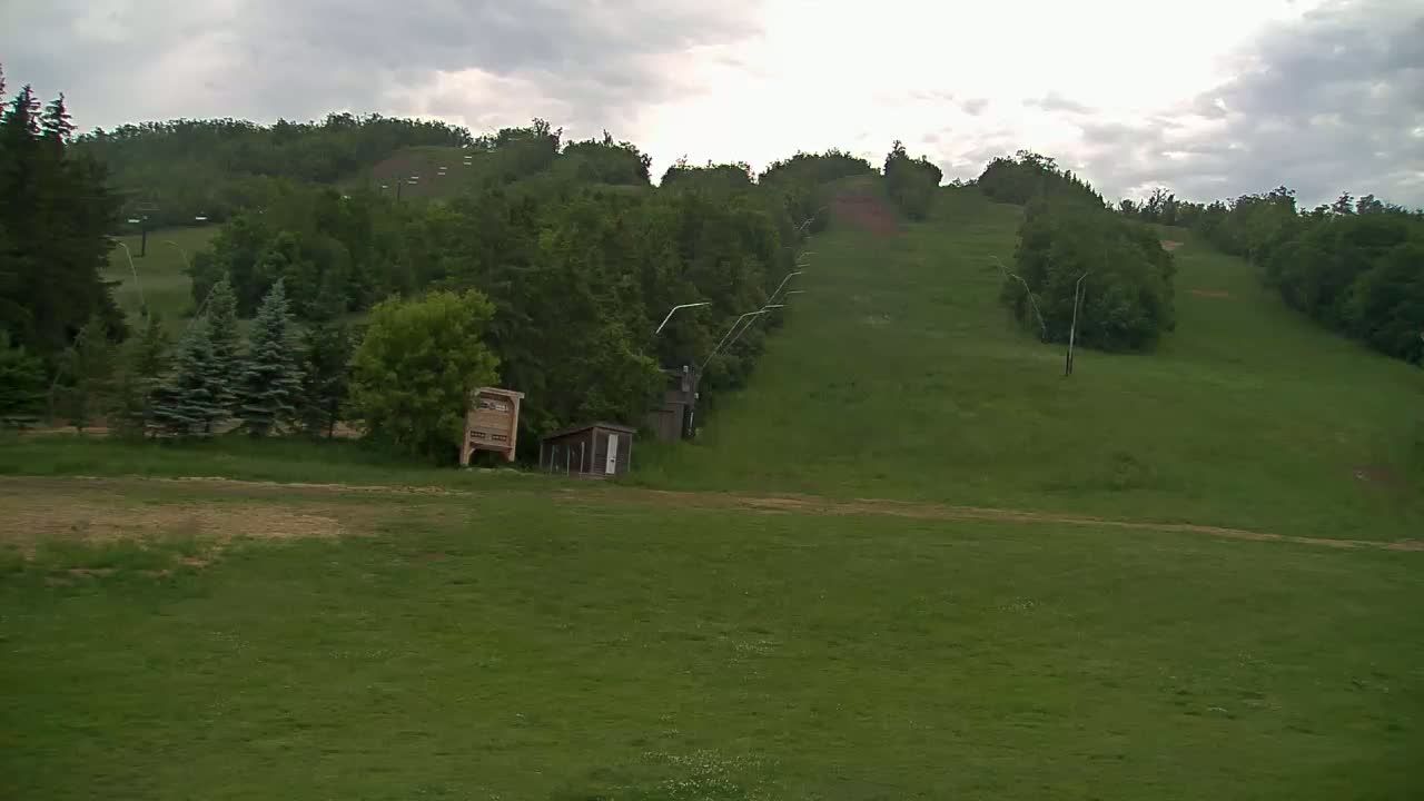 Blue Mountain North Base Ski Slopes Live Cam - Collingwood, Blue Mountains, Simcoe, Ontario, Canada