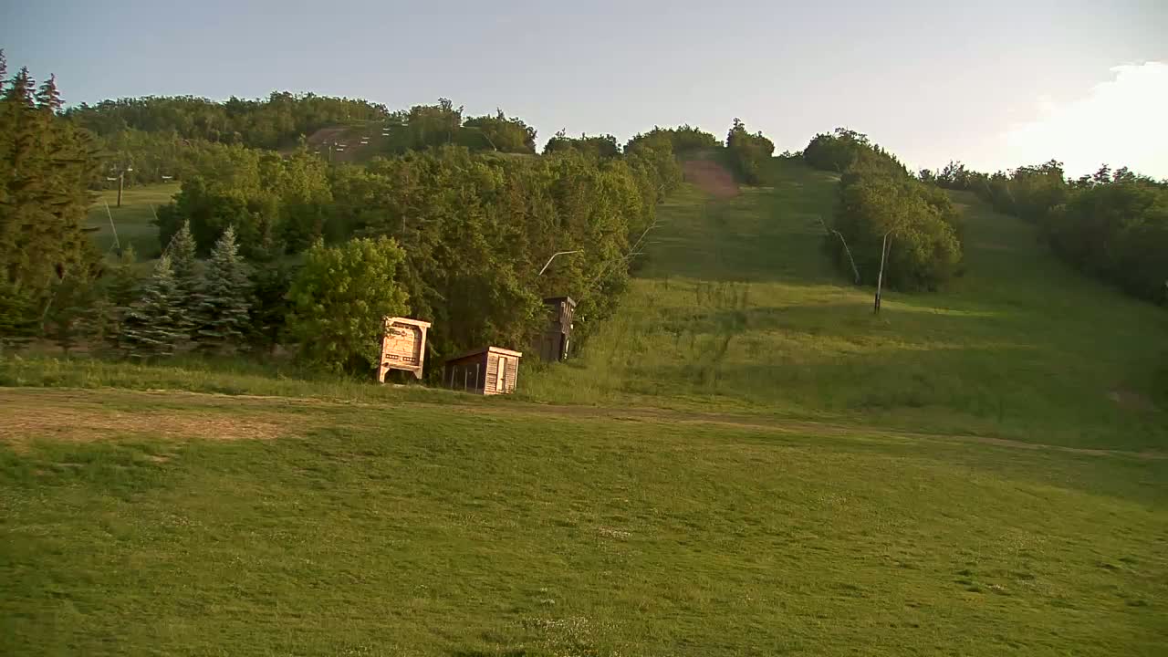Blue Mountain North Base Ski Slopes Live Cam - Collingwood, Blue Mountains, Simcoe, Ontario, Canada