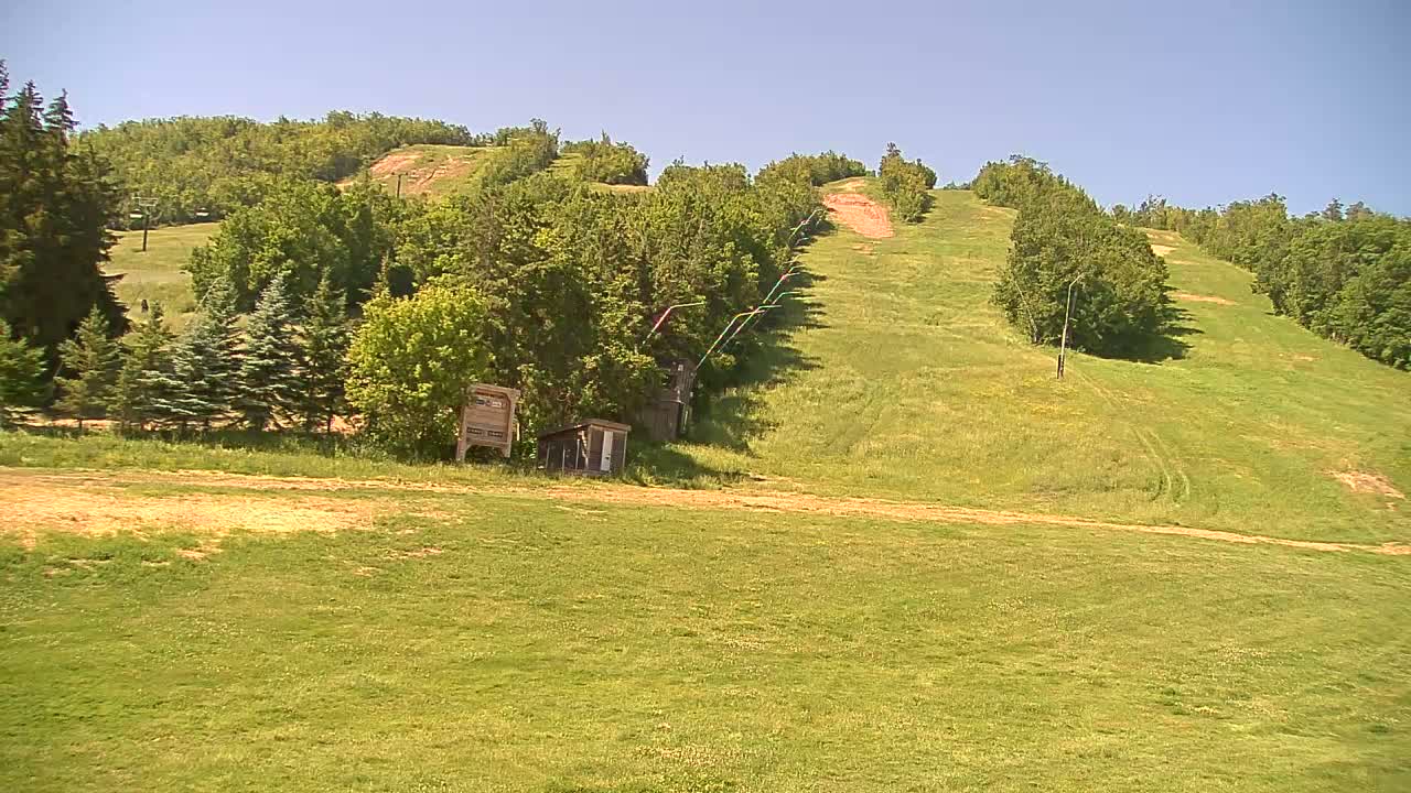 Blue Mountain North Base Ski Slopes Live Cam - Collingwood, Blue Mountains, Simcoe, Ontario, Canada