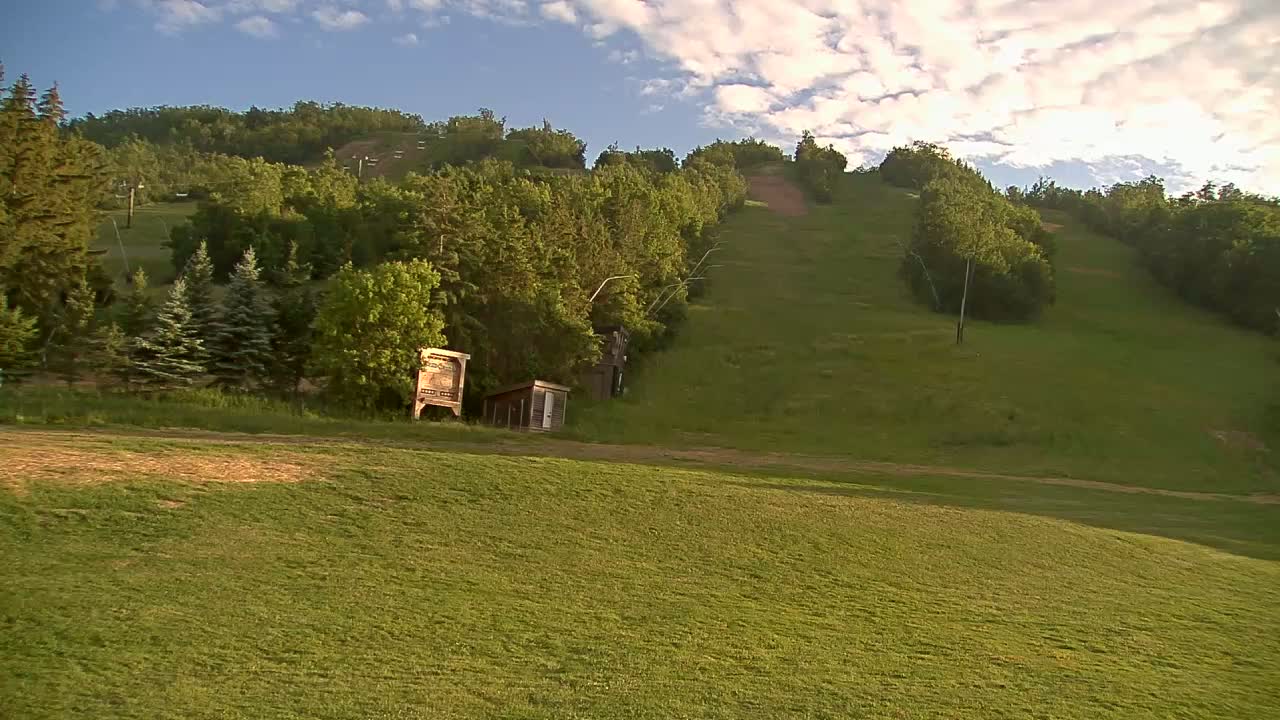 Blue Mountain North Base Ski Slopes Live Cam - Collingwood, Blue Mountains, Simcoe, Ontario, Canada