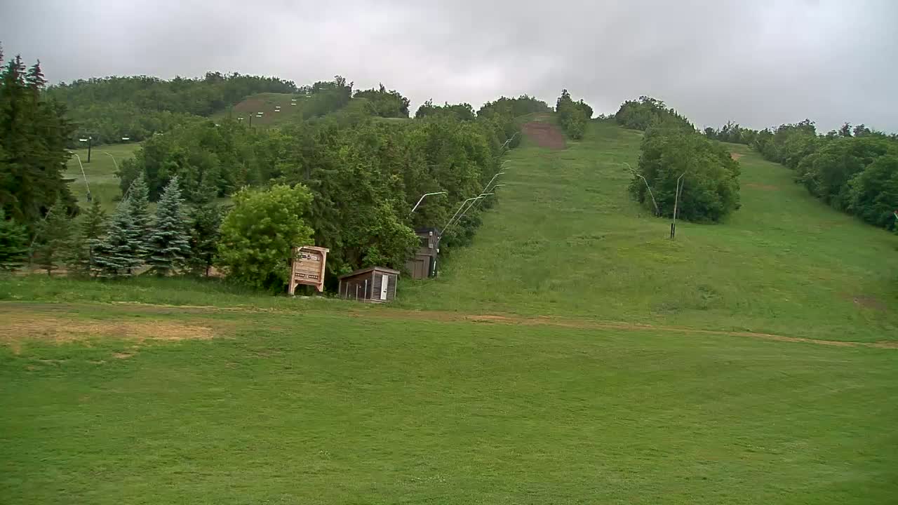 Blue Mountain North Base Ski Slopes Live Cam - Collingwood, Blue Mountains, Simcoe, Ontario, Canada